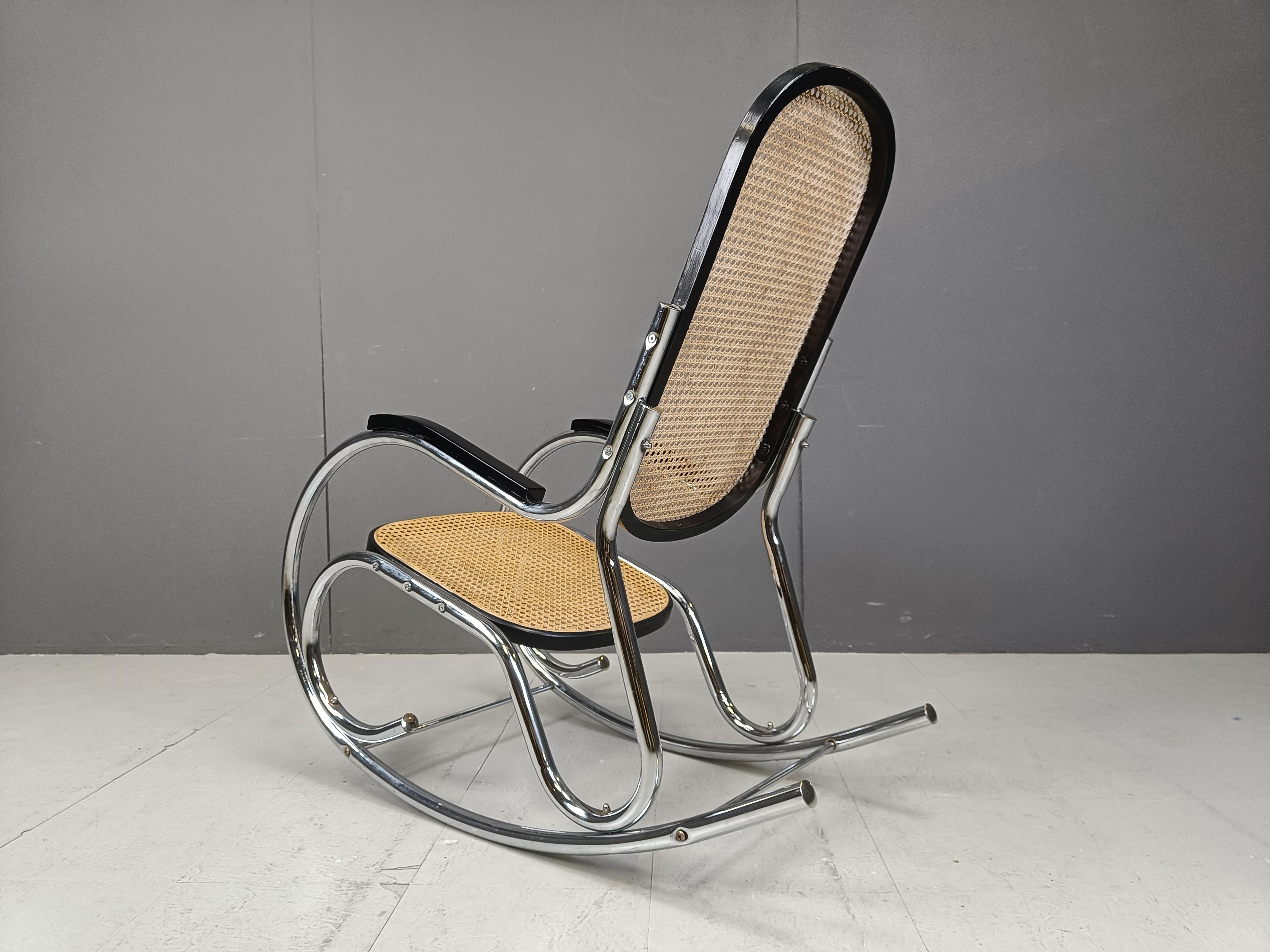 Rattan Sedia a dondolo vintage in cromo e rattan, anni '60 in vendita