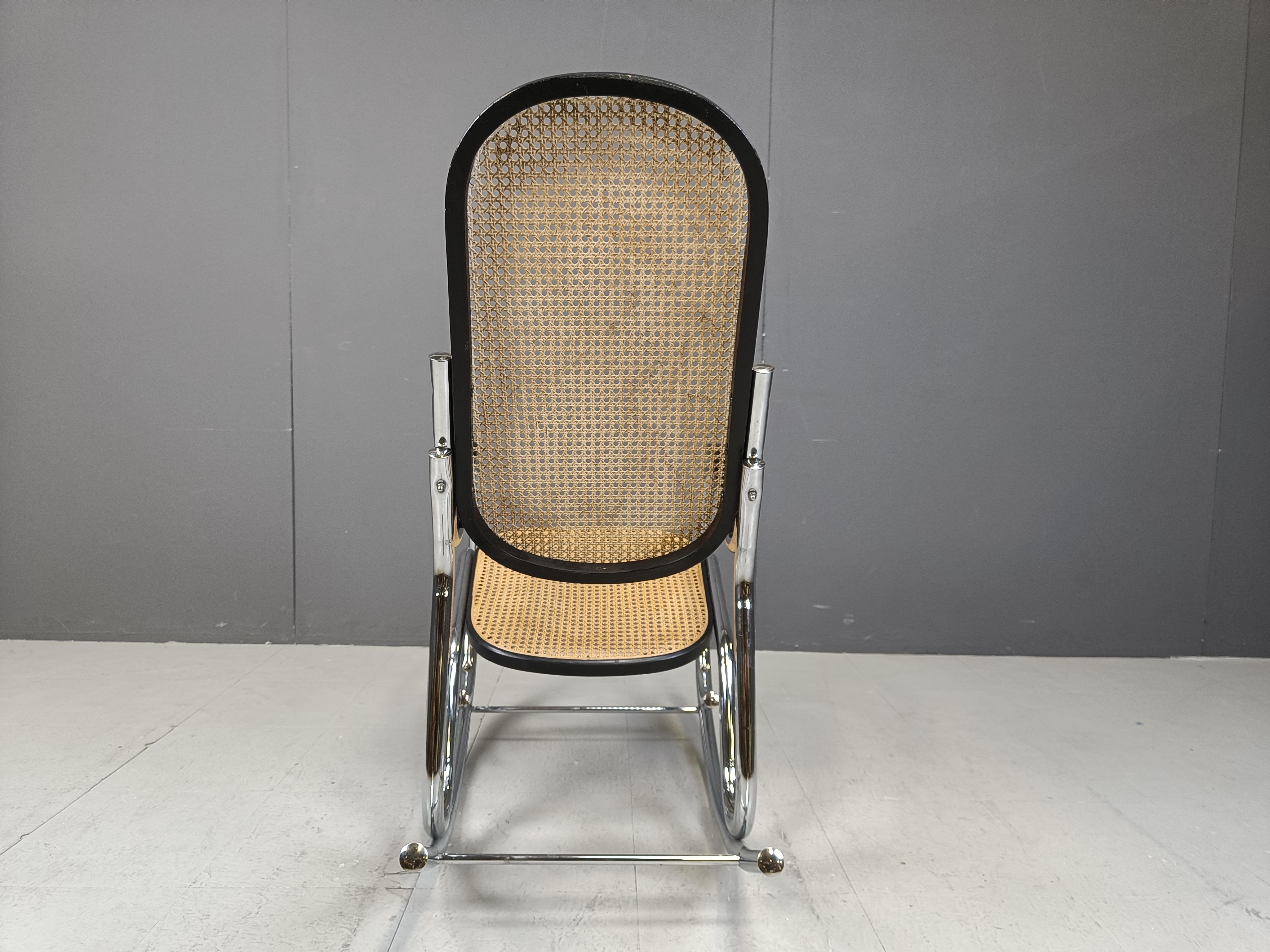 Sedia a dondolo vintage in cromo e rattan, anni '60 in vendita 1