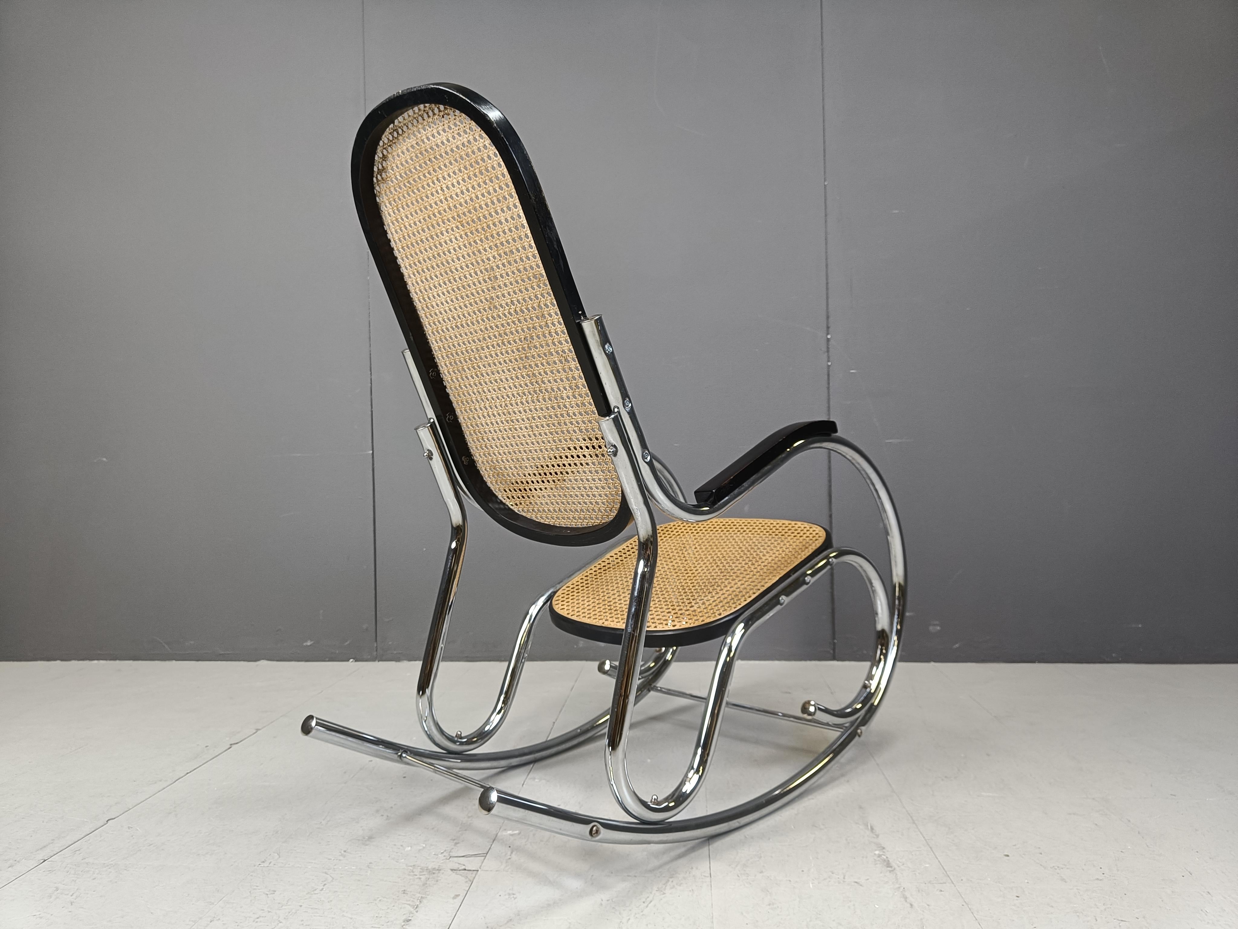 Sedia a dondolo vintage in cromo e rattan, anni '60 in vendita 2