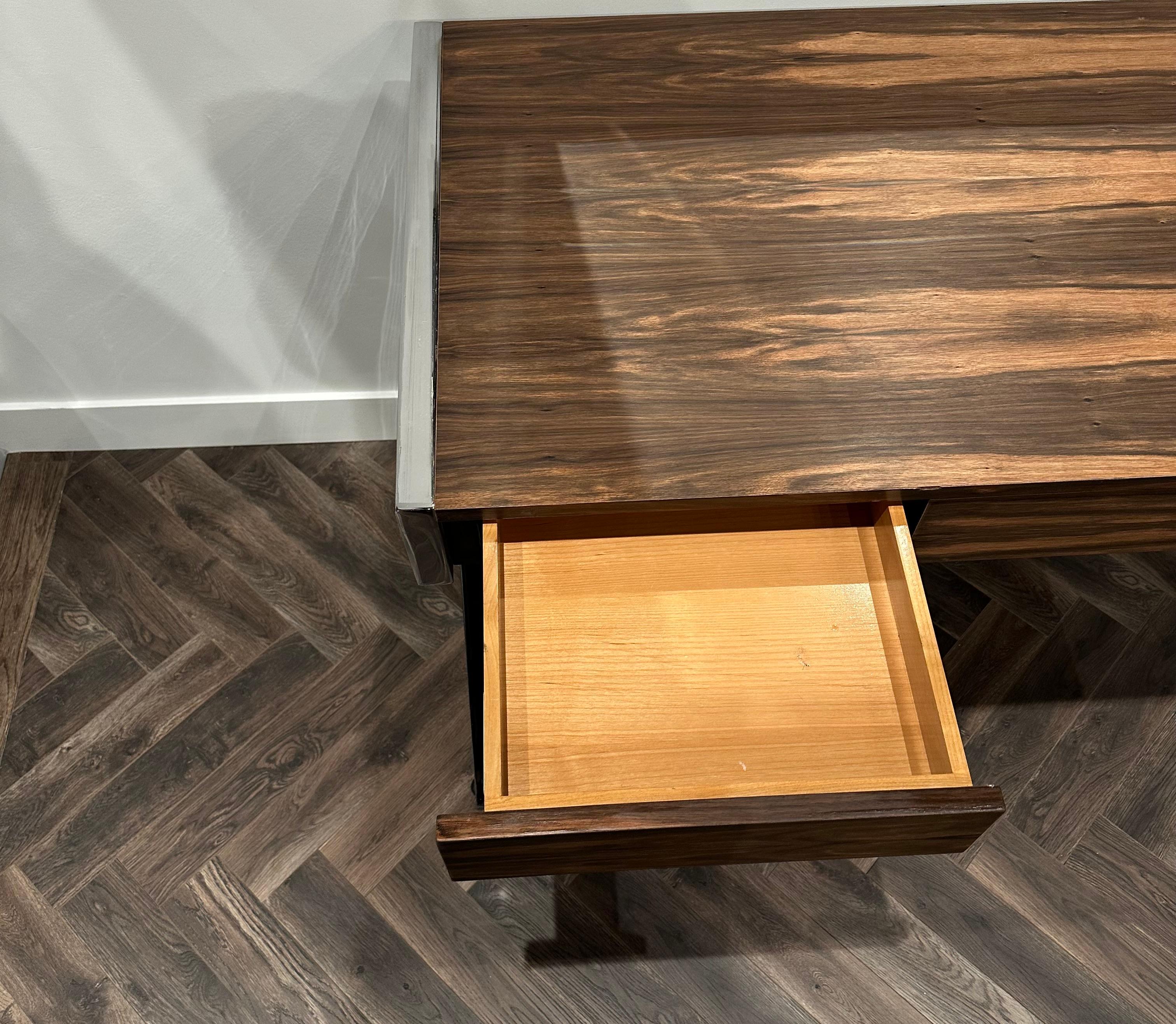 Schreibtisch Vintage Chrom und Nussbaum (20. Jahrhundert) im Angebot