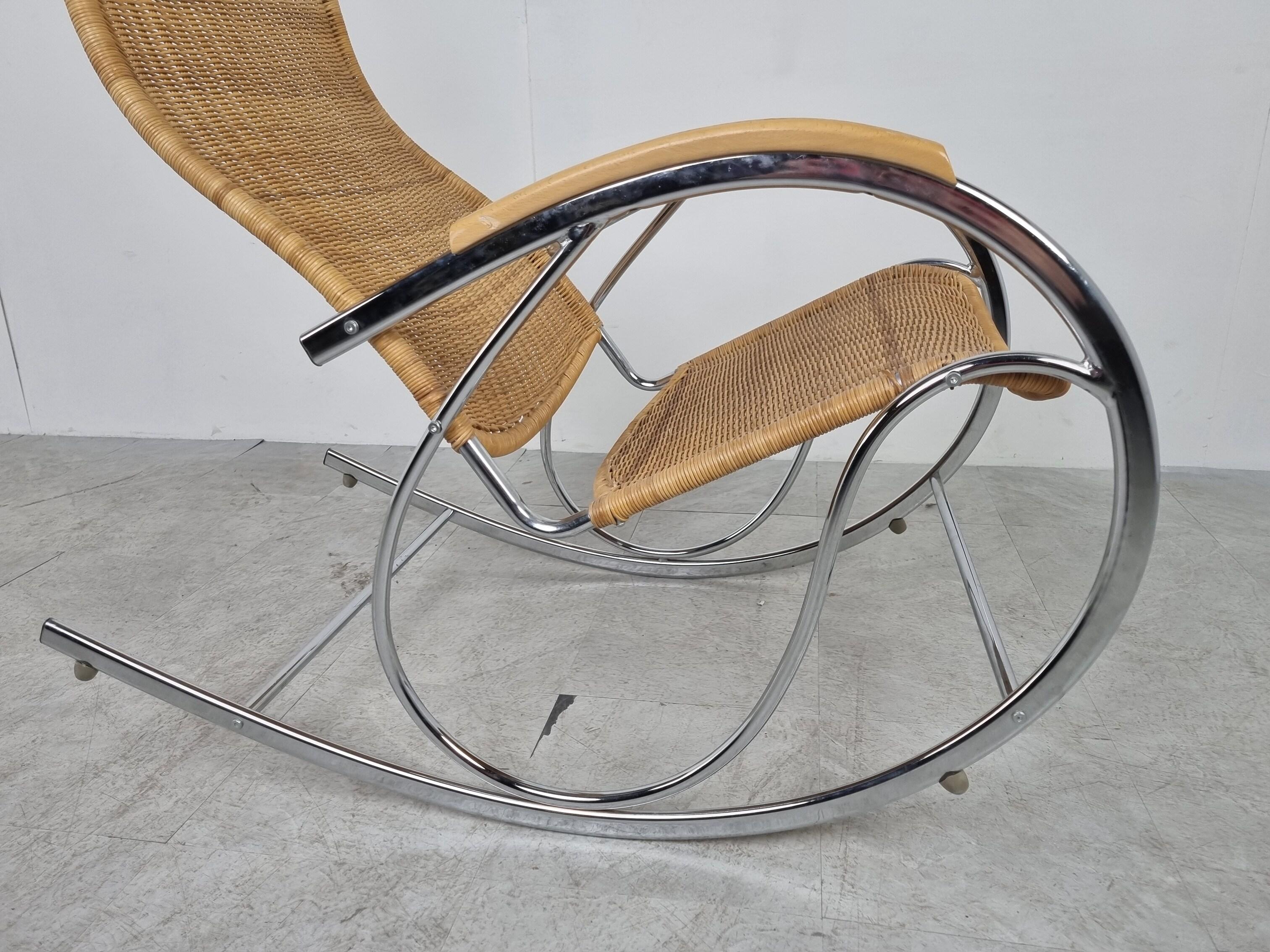 Sedia a dondolo vintage in vimini e cromo, anni '70 in vendita 1