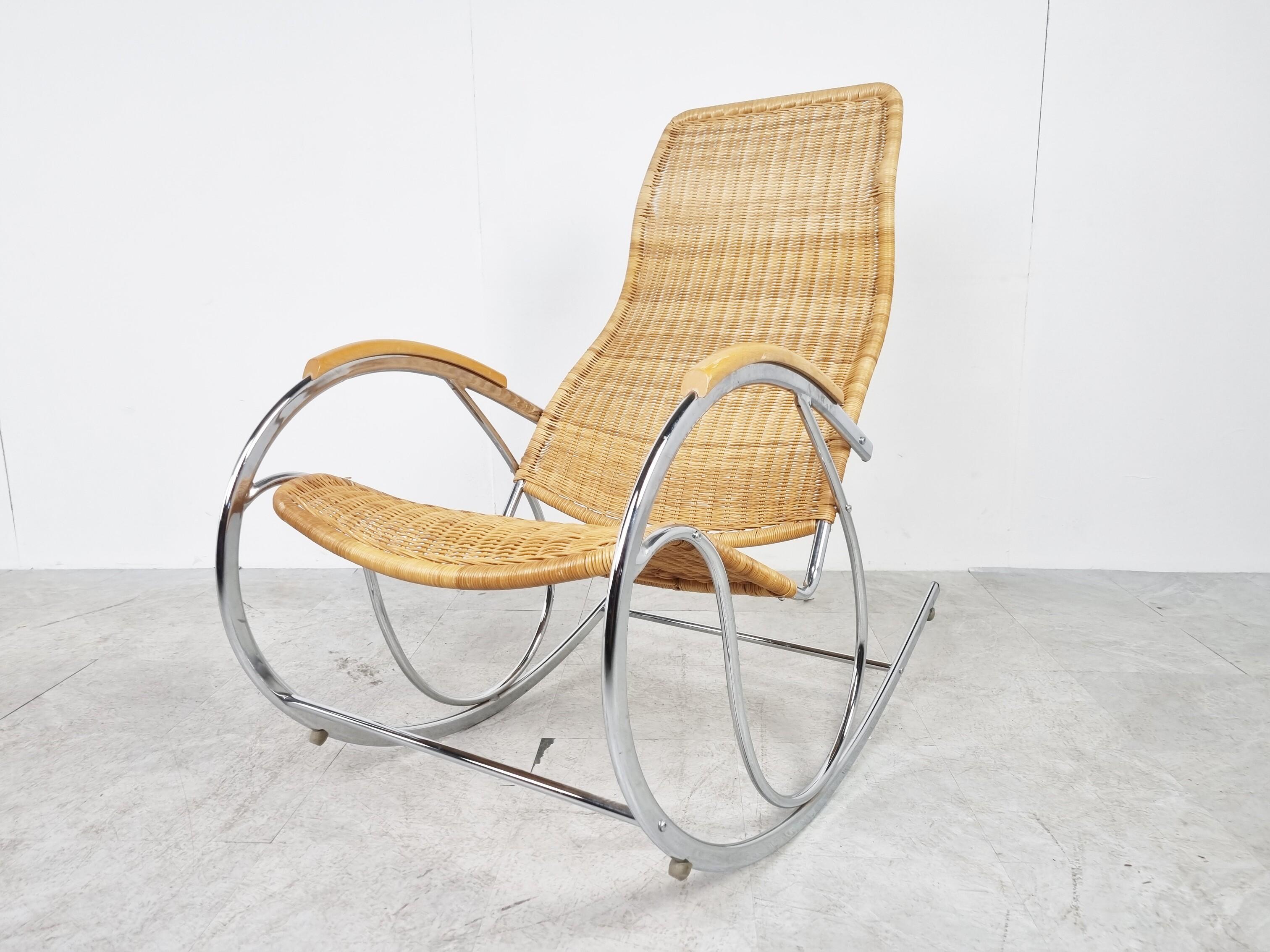 Chaise à bascule vintage en chrome et osier, 1970 Bon état - En vente à HEVERLEE, BE