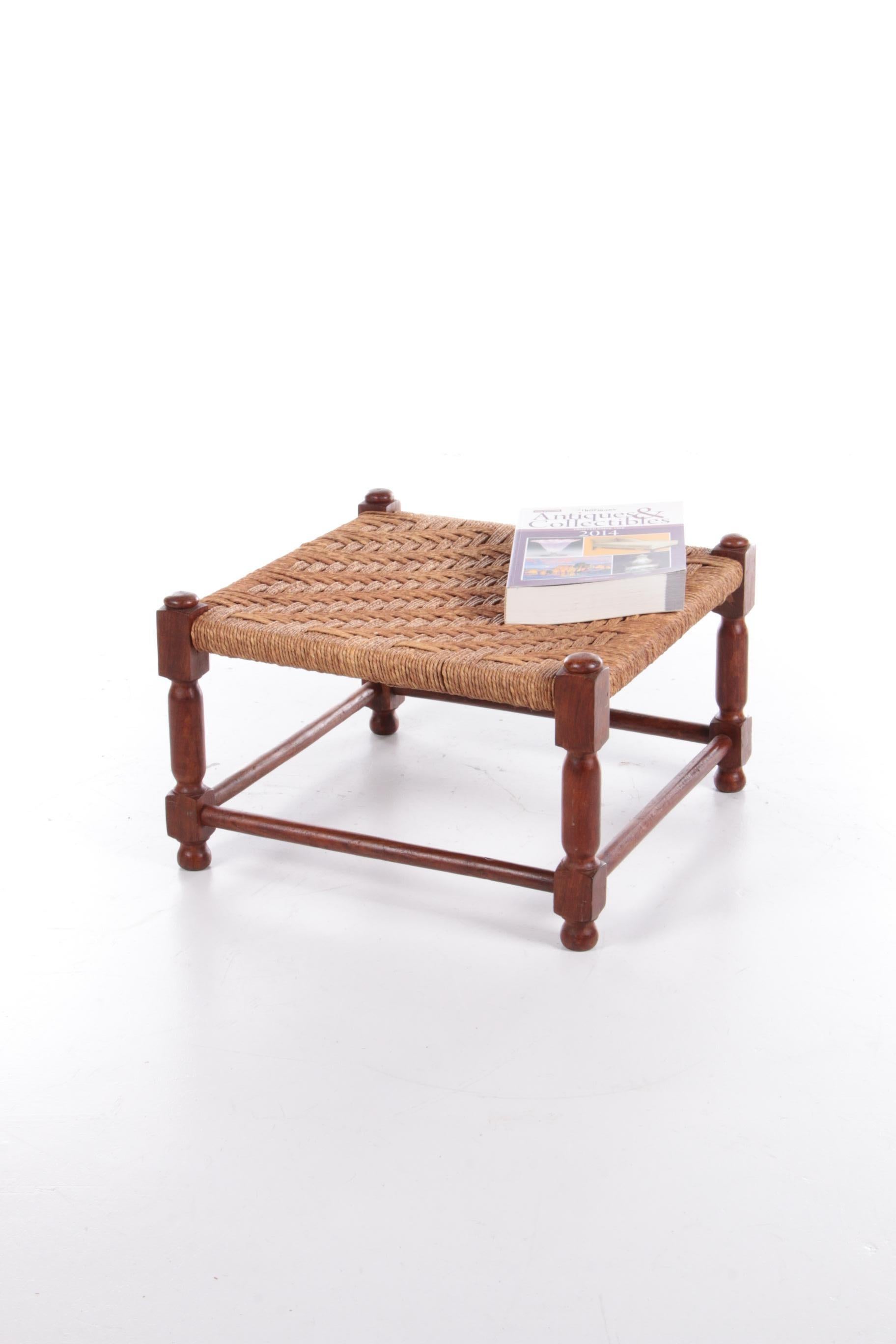 Il s'agit d'un magnifique tabouret en chêne avec un siège en jute tissé.

Il présente un beau motif et les pieds en bois sont très joliment sculptés.

Le tabouret est originaire de France et a été fabriqué vers les années 1960.

Il s'intègre