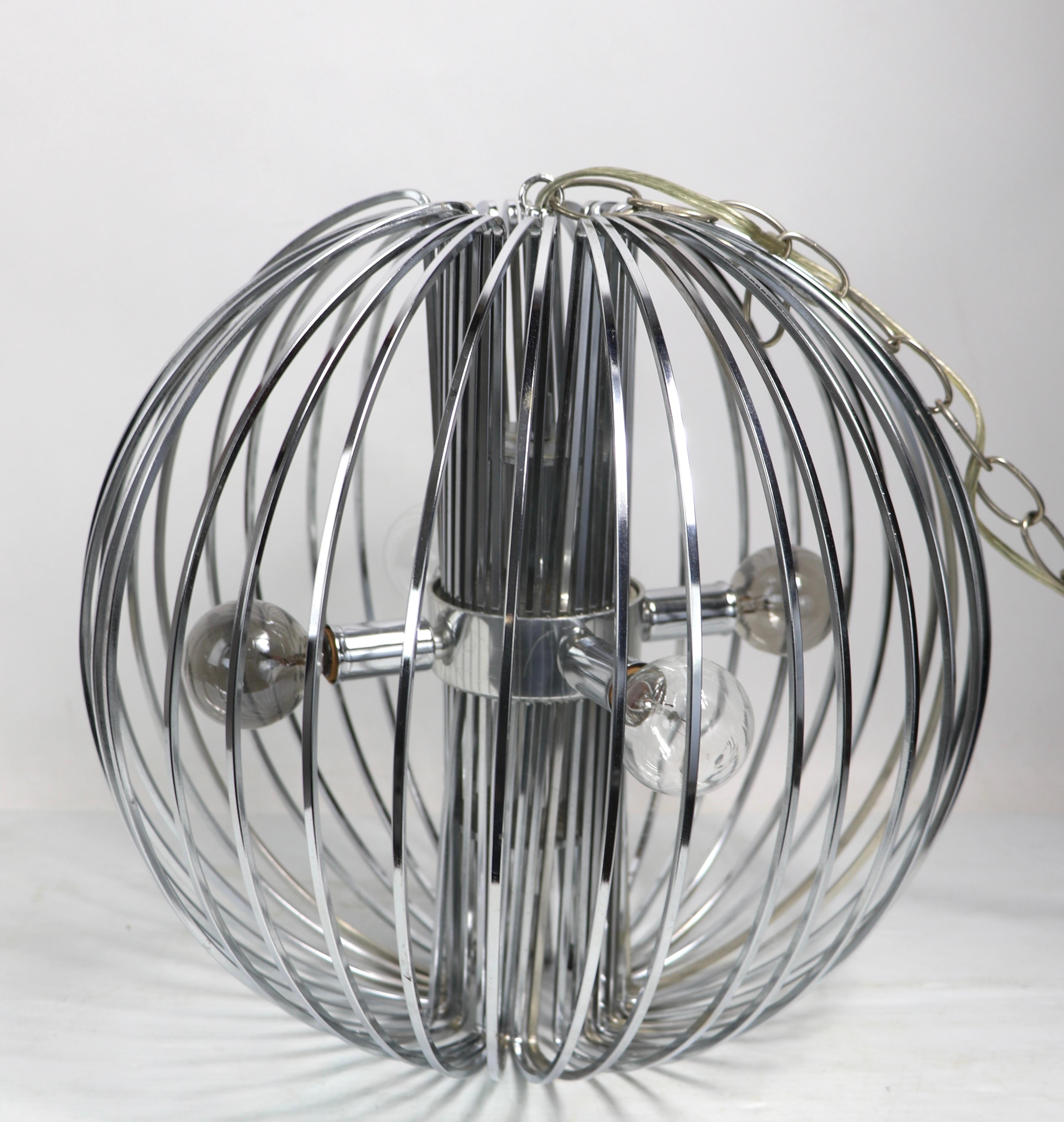 Stupendo lampadario a sfera cromato in eccellenti condizioni originali, pulito e funzionante, pronto per essere installato. Questo apparecchio è spesso indicato come lampadario a gabbia d'uccello, disegnato da Gaetano Sciolari, prodotto da Sciolari