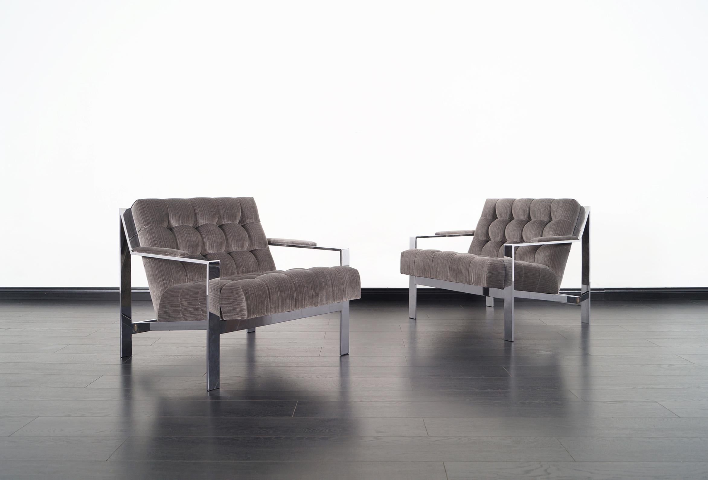Amazing pair of vintage chrome lounge chairs designed by Cy Mann in the United States, circa 1970s. The chrome frames give the design an amazing perspective from any angle. These chairs are the perfect complement to enjoy a beautiful relaxing