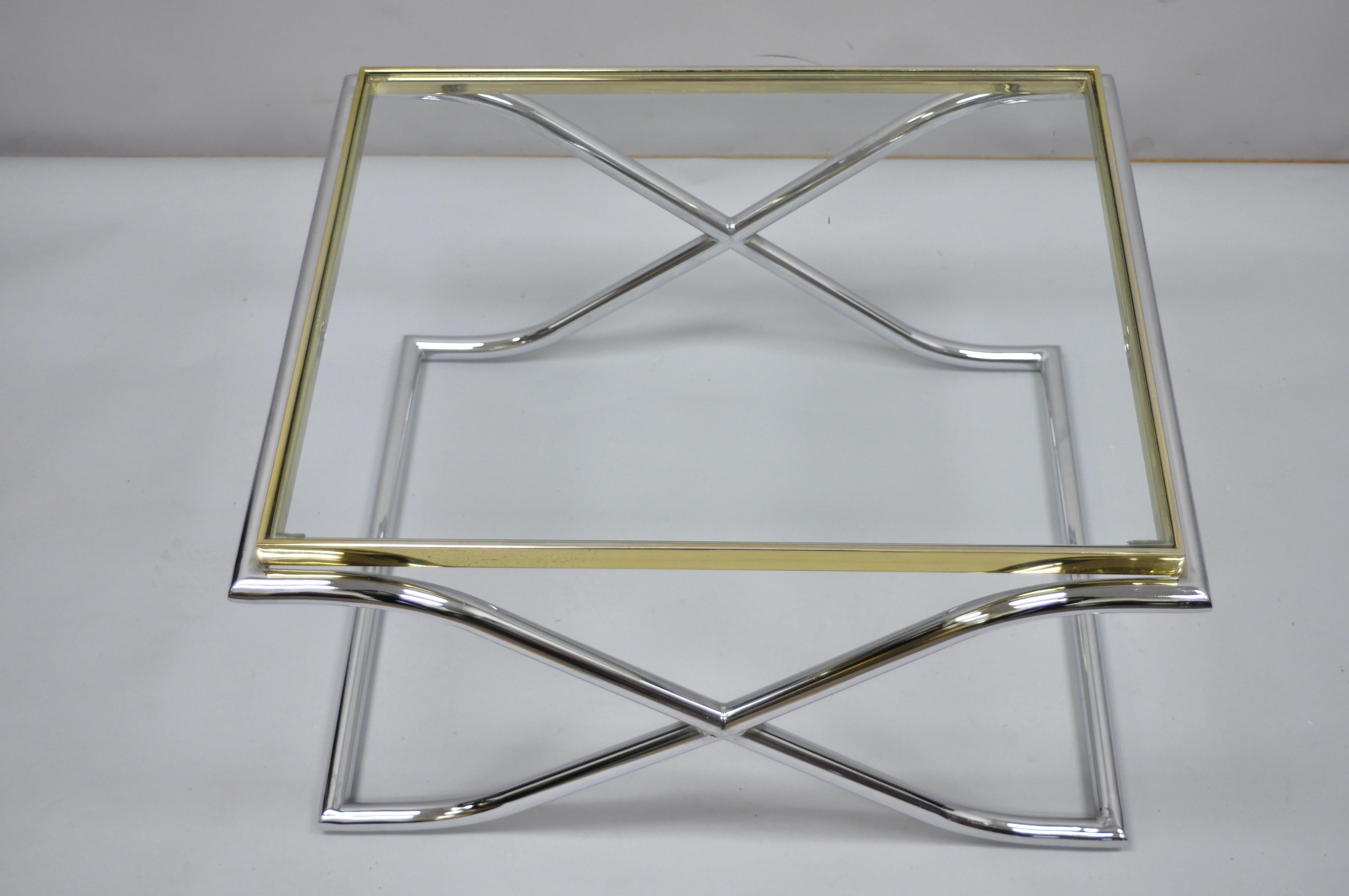 Fin du 20e siècle Petite table basse d'appoint vintage en laiton chromé et verre avec cadre en forme de X, style Hollywood Regency en vente