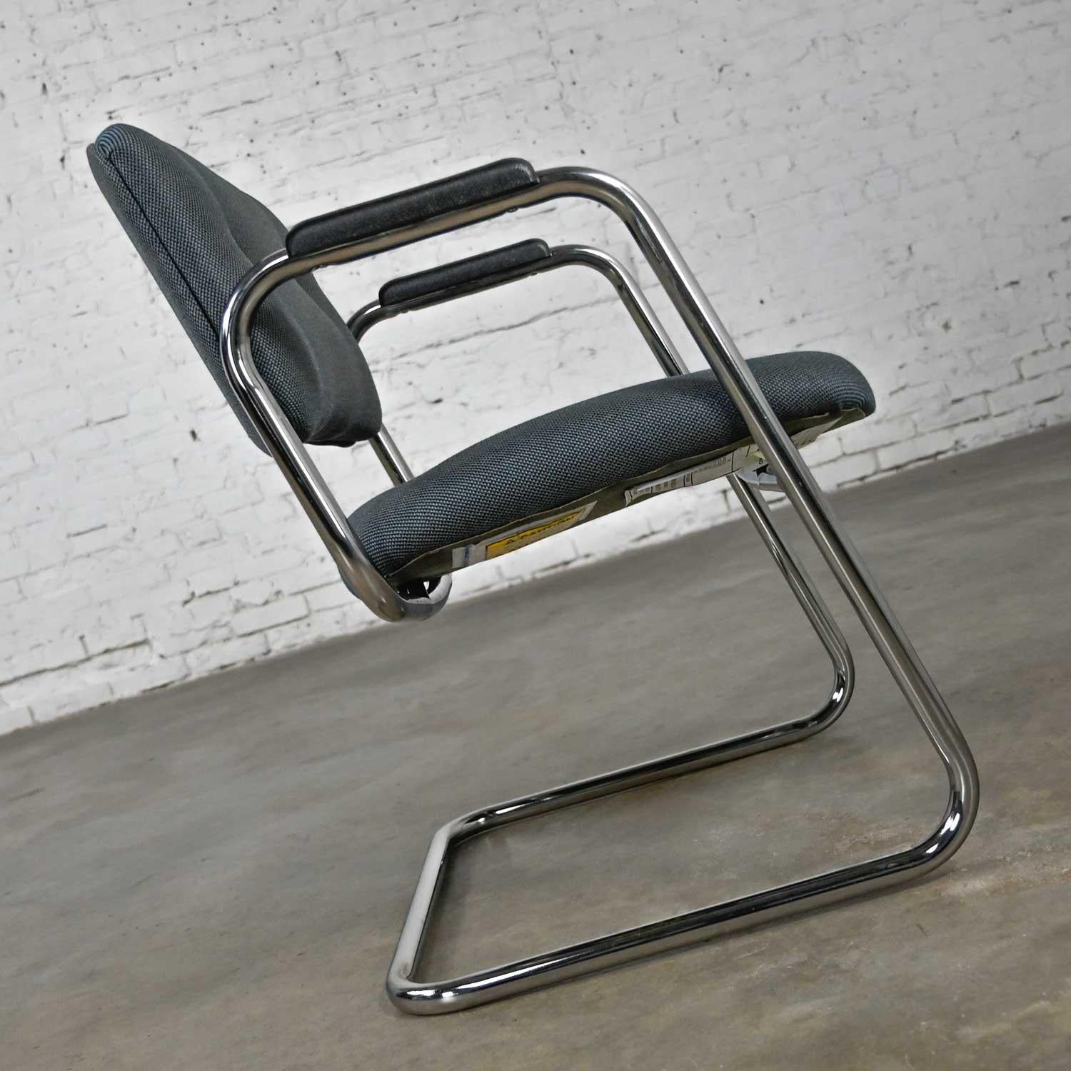 Américain Chaises en porte-à-faux chromées vintage United Chair Co Style Steelcase vendues séparément en vente