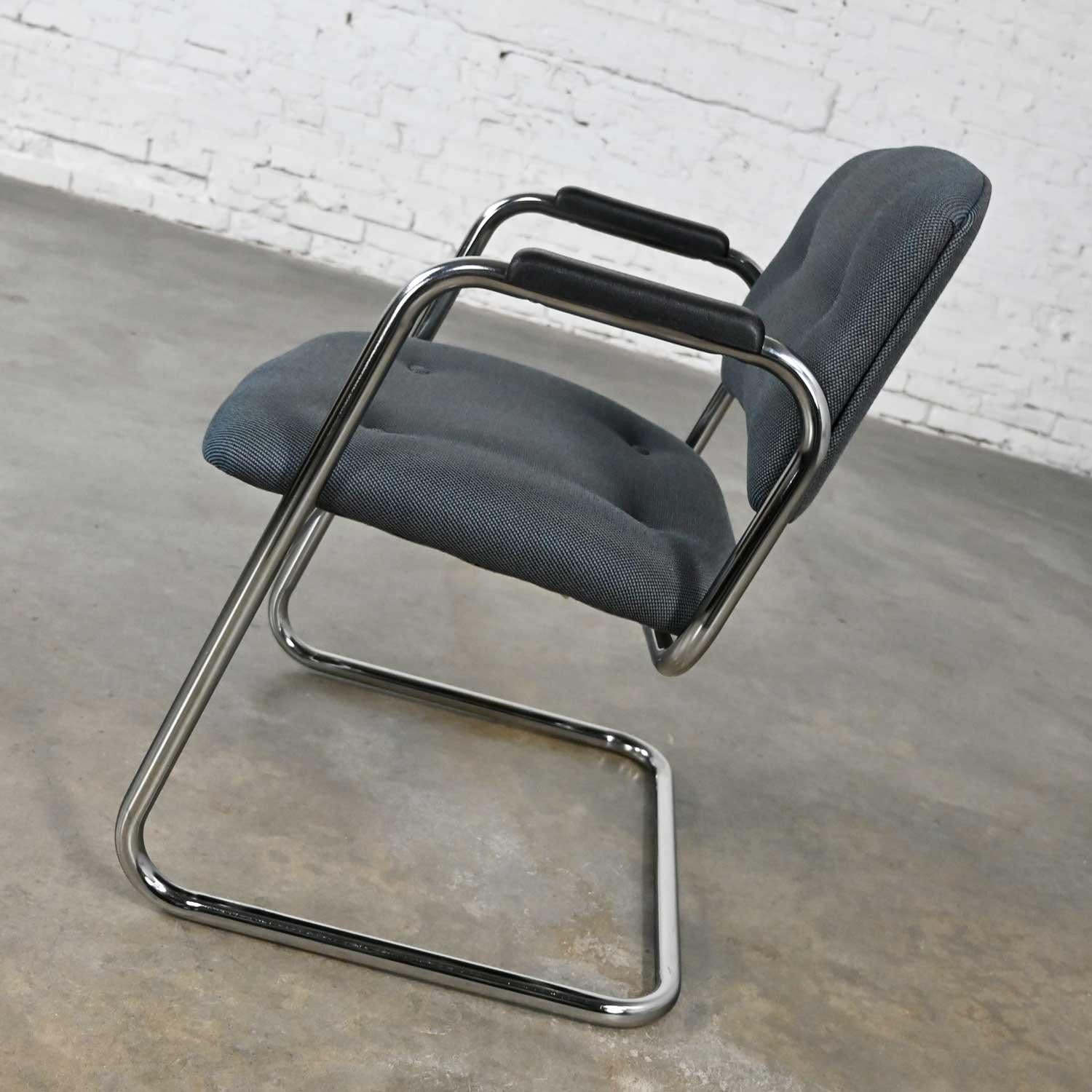 Chaises en porte-à-faux chromées vintage United Chair Co Style Steelcase vendues séparément Bon état - En vente à Topeka, KS