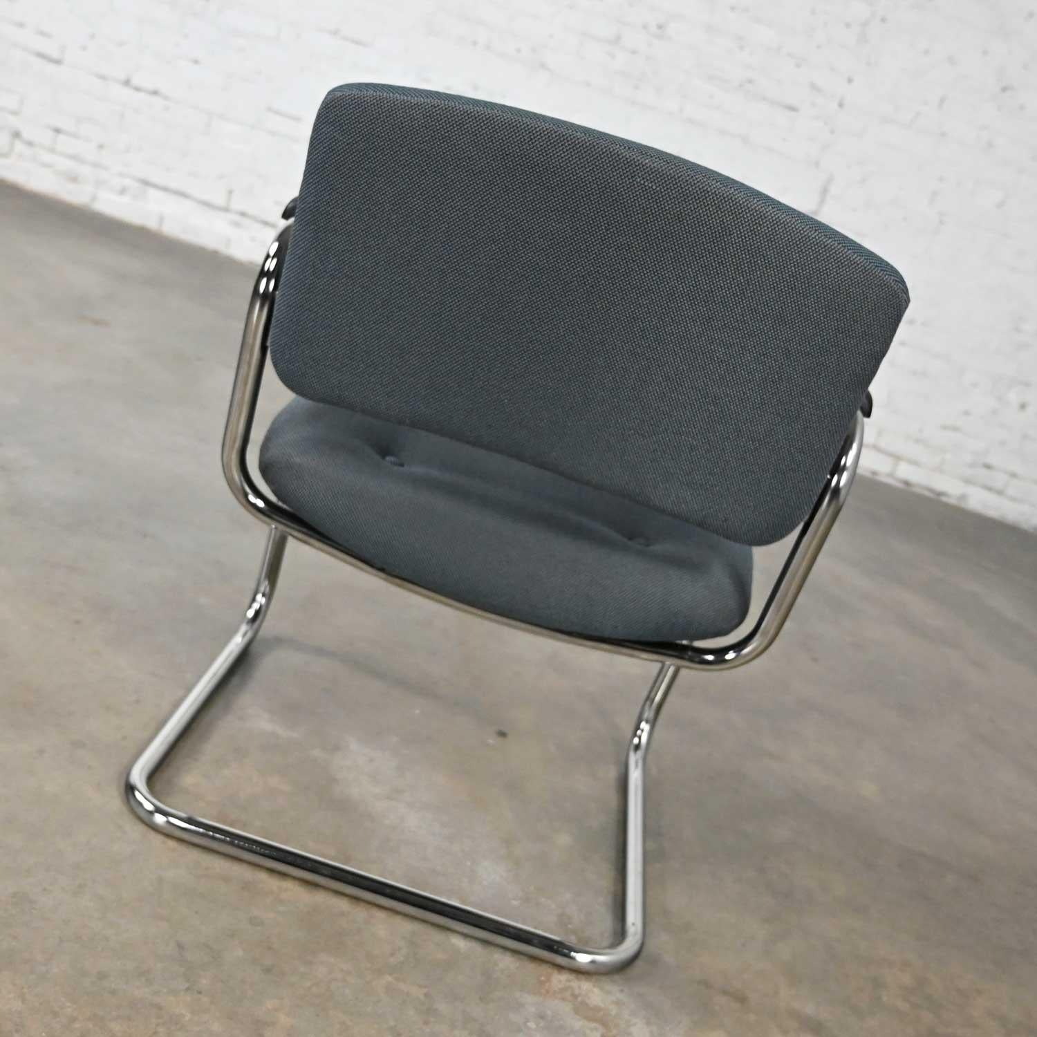 Tissu Chaises en porte-à-faux chromées vintage United Chair Co Style Steelcase vendues séparément en vente