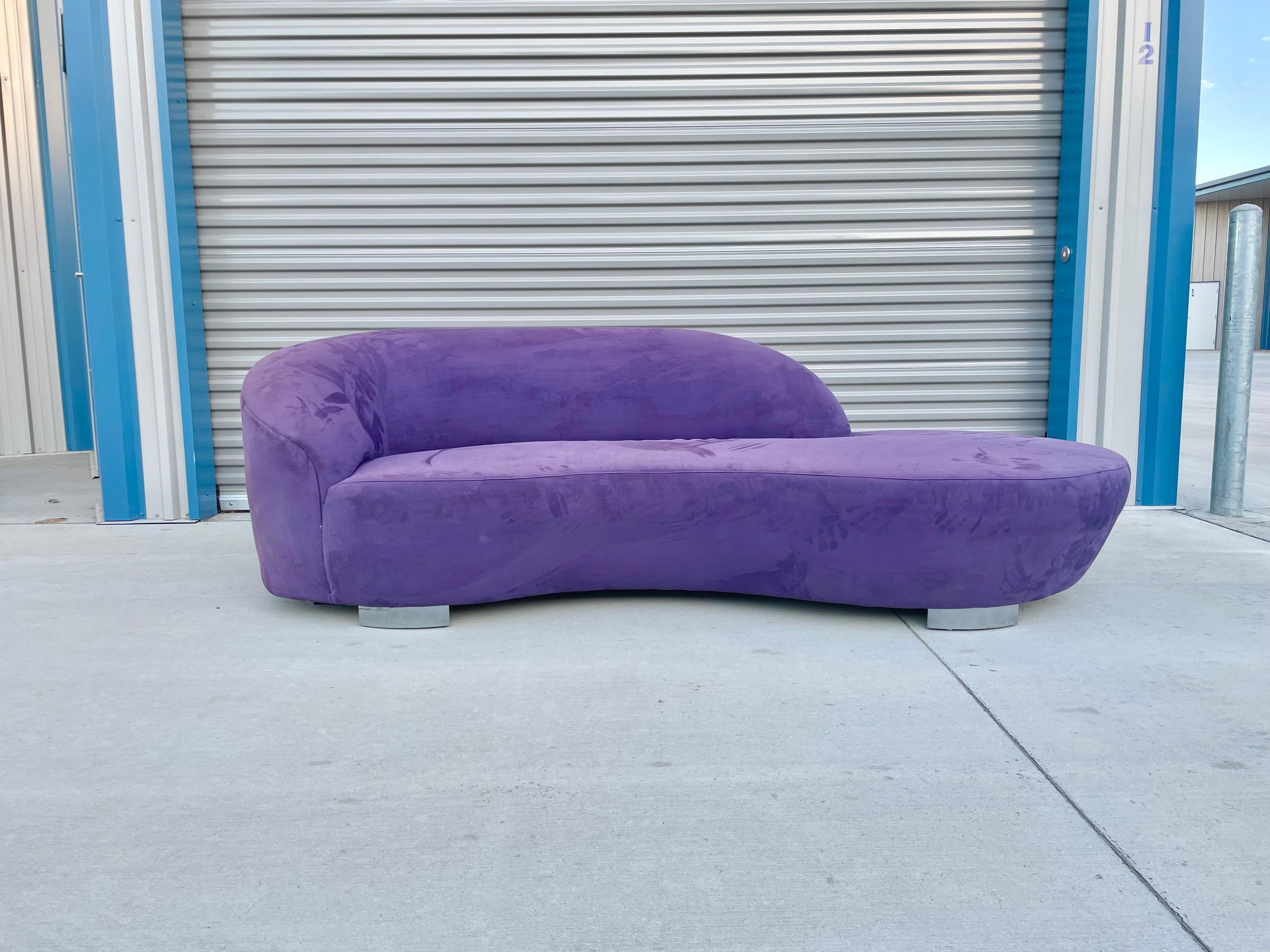 Vintage Wolke Sofa entworfen und hergestellt von Weiman in den Vereinigten Staaten ca. 1980er Jahren. Dieses schöne Mid-Century-Sofa ist bekannt für seine einzigartige geschwungene Form, die ihm den Namen Cloud gibt. Das Sofa sitzt auch auf vier