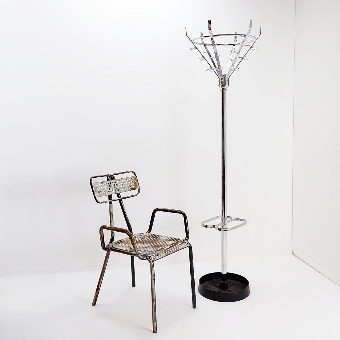 Jacques Adnet Stil - 1960er Jahre - Industriell
Maße: Ø 54cm H:192cm 
MATERIALIEN : Chrom - Metall 
Gewicht : 50kg
Dieser Garderobenständer aus Metall und Chrom verfügt über einen Sockel, der gleichzeitig als praktischer Schirmständer dient. In der