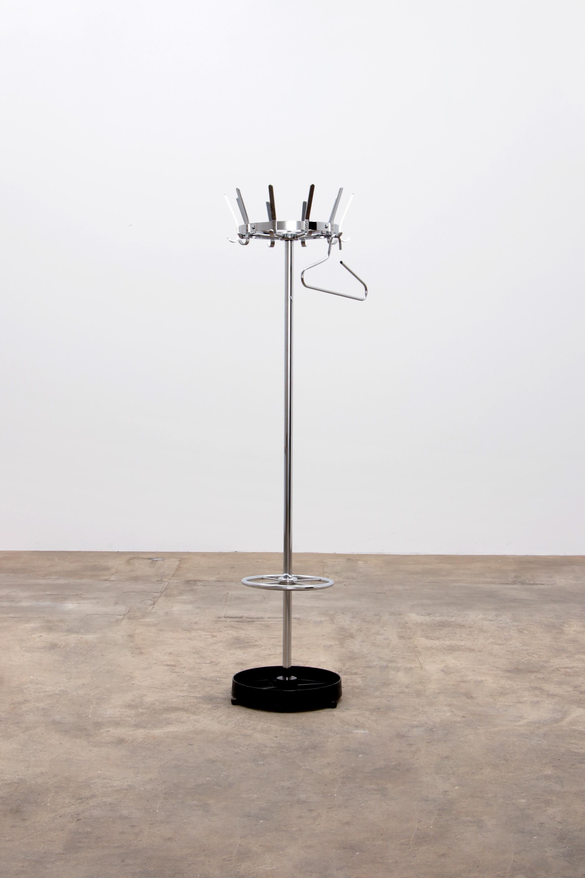If you are looking for a beautiful eye-catcher for your hallway, you have certainly found it with this coat rack.

This is a coat rack made of metal and chrome with a base that doubles as a handy umbrella stand. The crown of the coat rack has 9