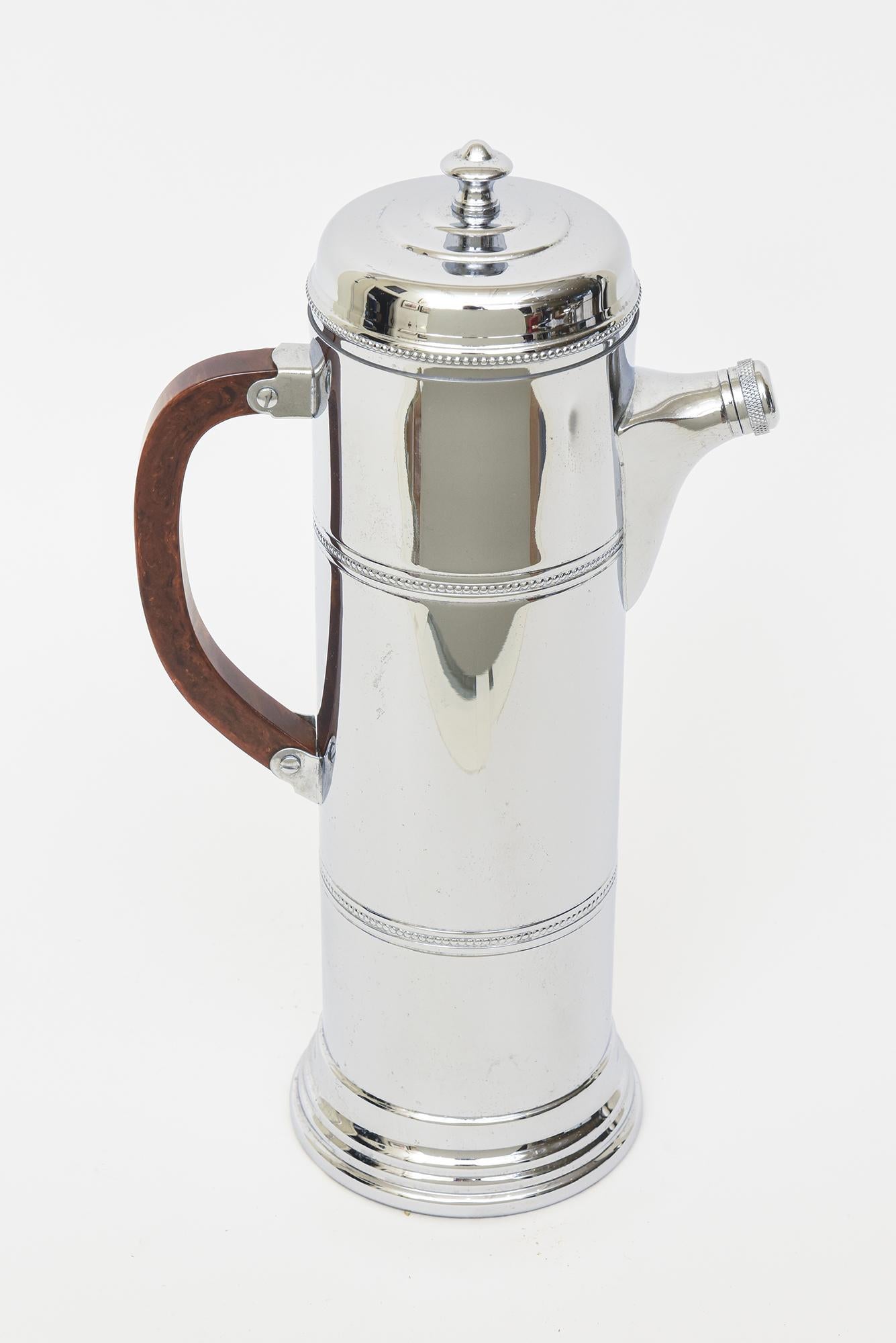 American Vintage Chrome Cocktail Shaker with Brown Bakelite Handle Barware For Sale
