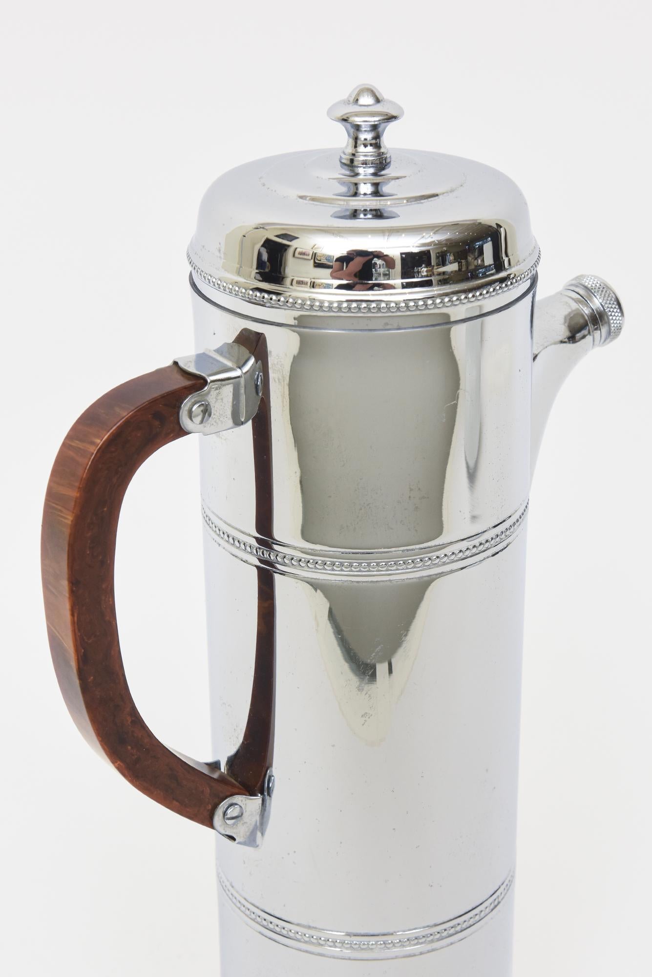 Mid-20th Century Vintage Chrome Cocktail Shaker with Brown Bakelite Handle Barware For Sale