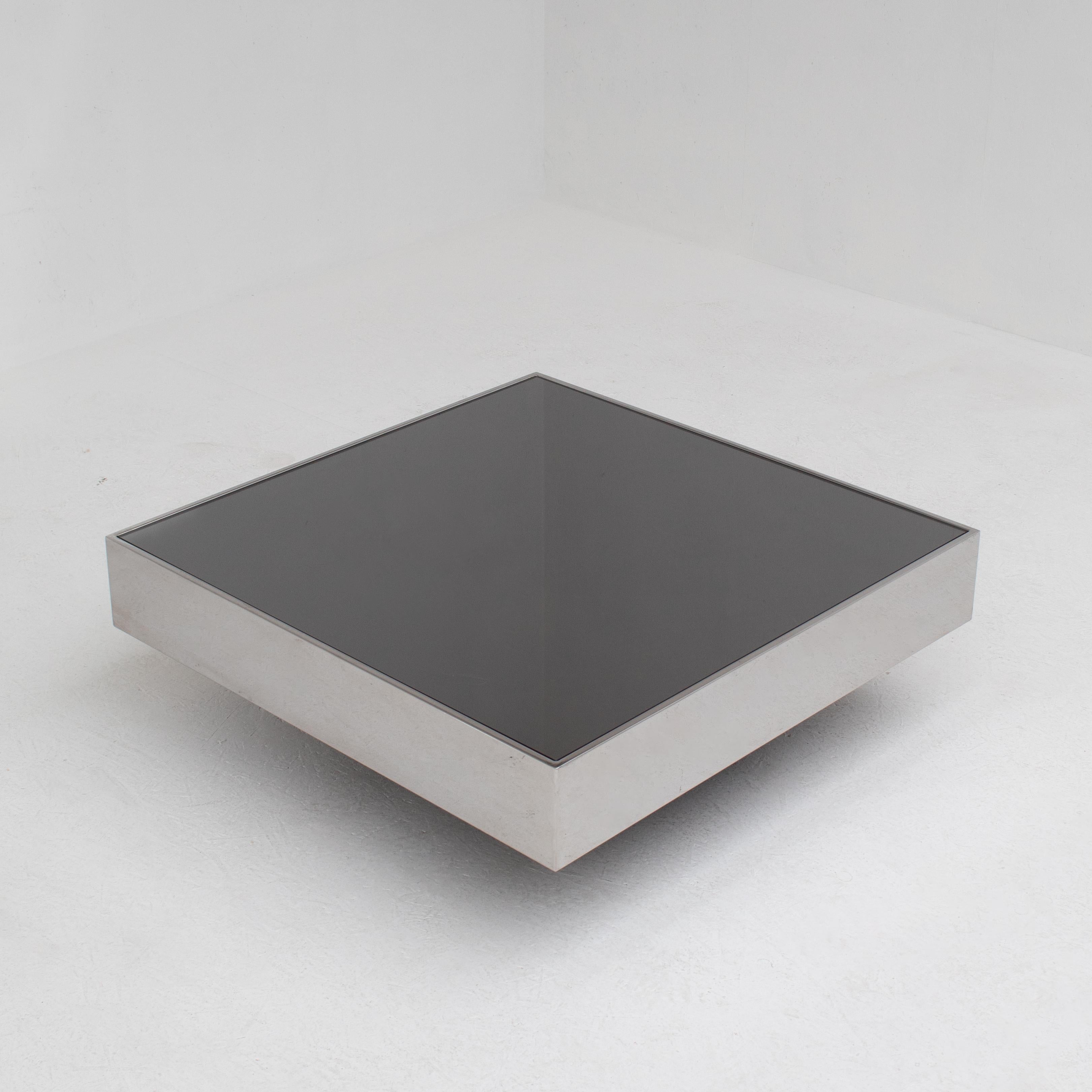 Cette table basse chromée vintage est une pièce qui attire l'attention, datant des années 1970. Son design carré et bas lui confère une allure moderniste qui s'intègre aussi bien dans les intérieurs classiques que modernes.
La table est composée