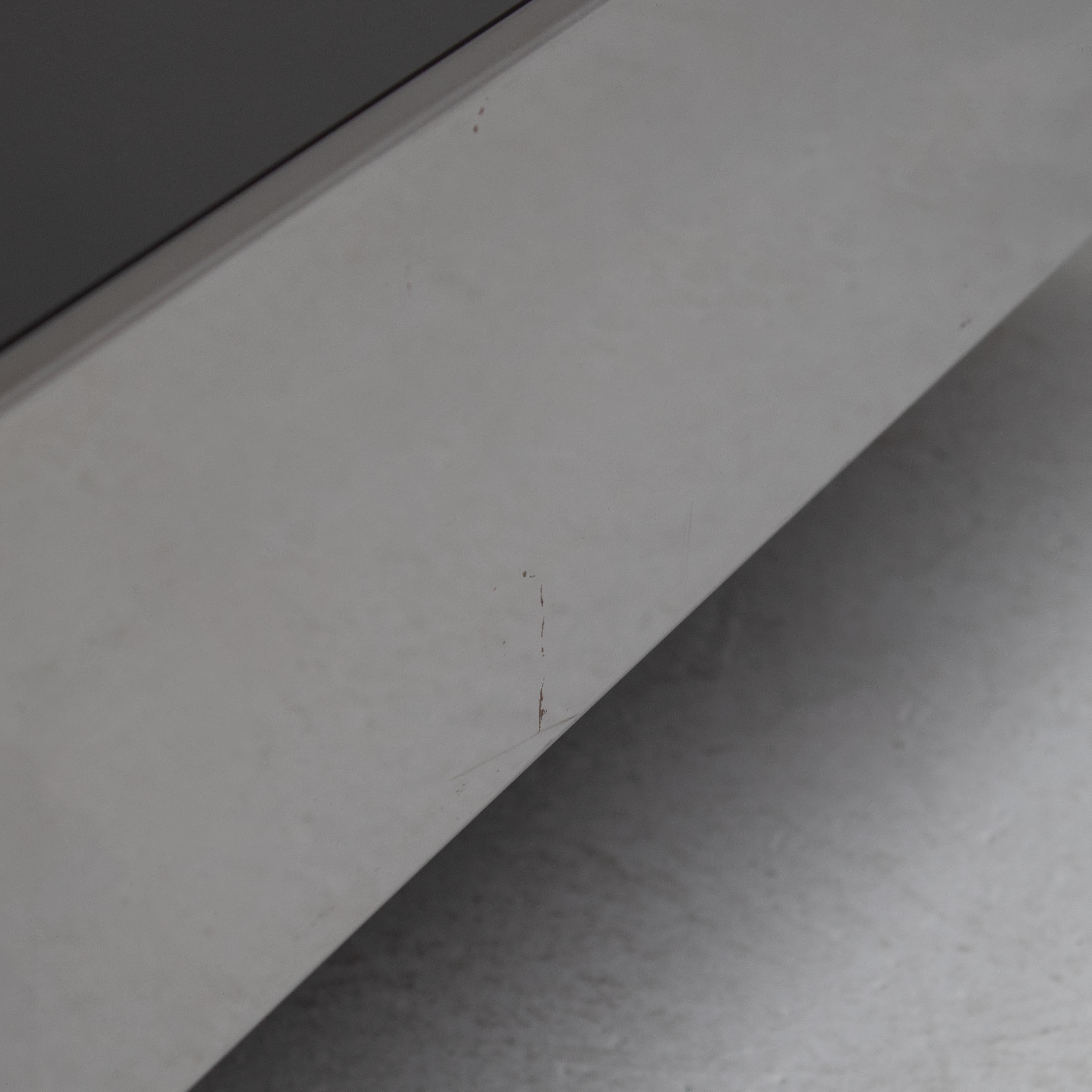 Moderne Table basse vintage en chrome avec verre fumé en vente
