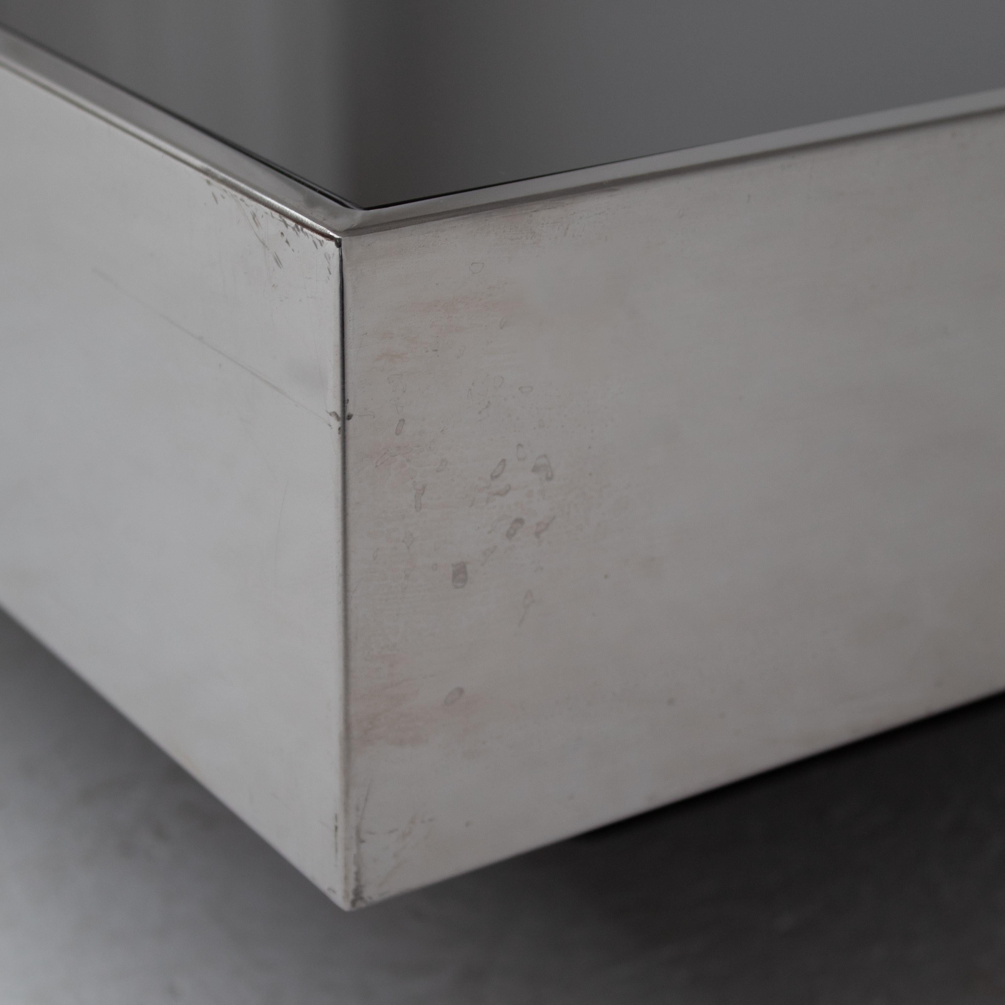 italien Table basse vintage en chrome avec verre fumé en vente