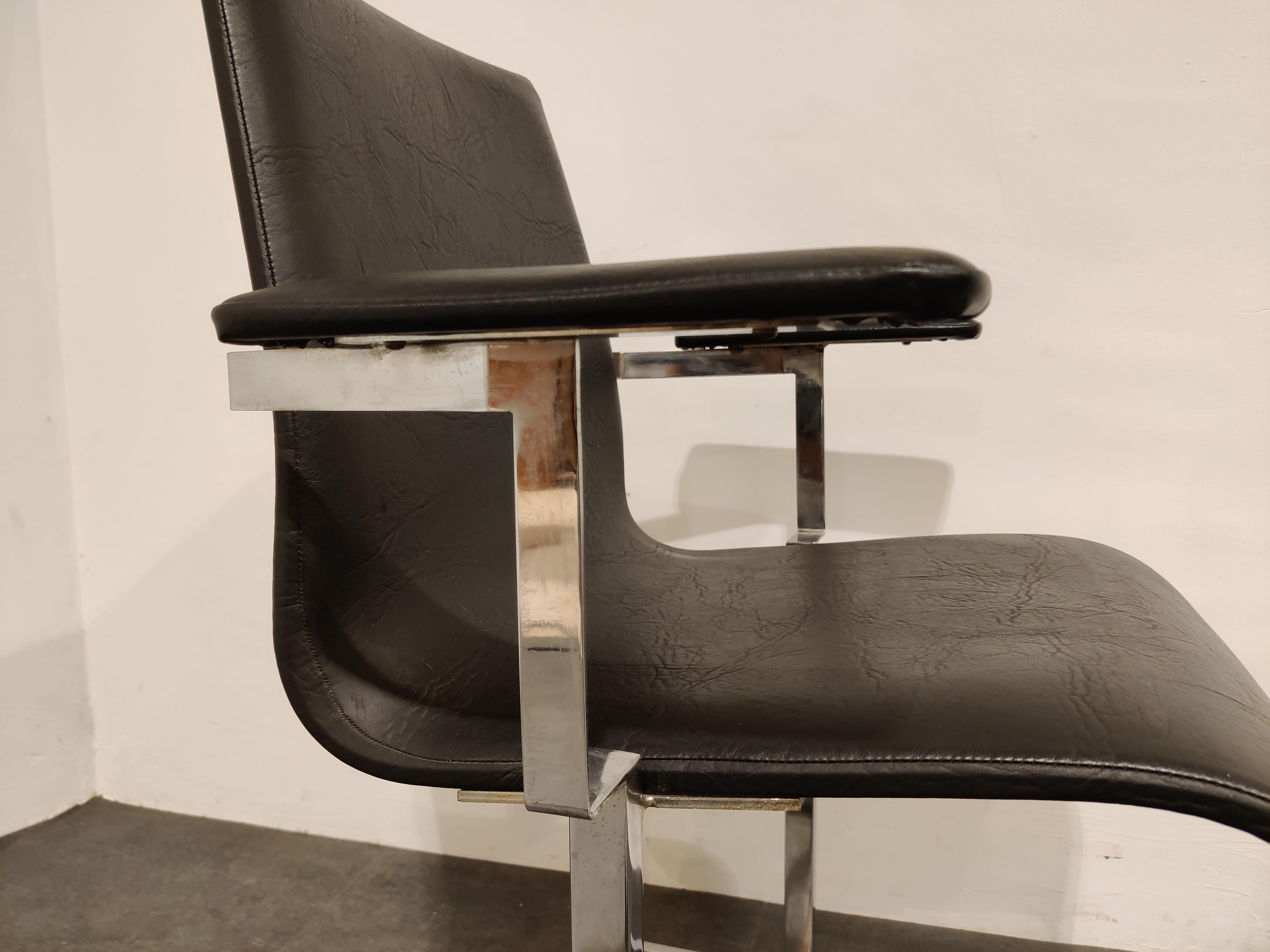 Ensemble de 6 chaises de salle à manger dans le style de Rudi Verelst faites de cadres en acier chromé et de rembourrage en skaï (similicuir).

Deux des six chaises ont des accoudoirs.

Les chaises ont un design attrayant et intemporel et s'assoient
