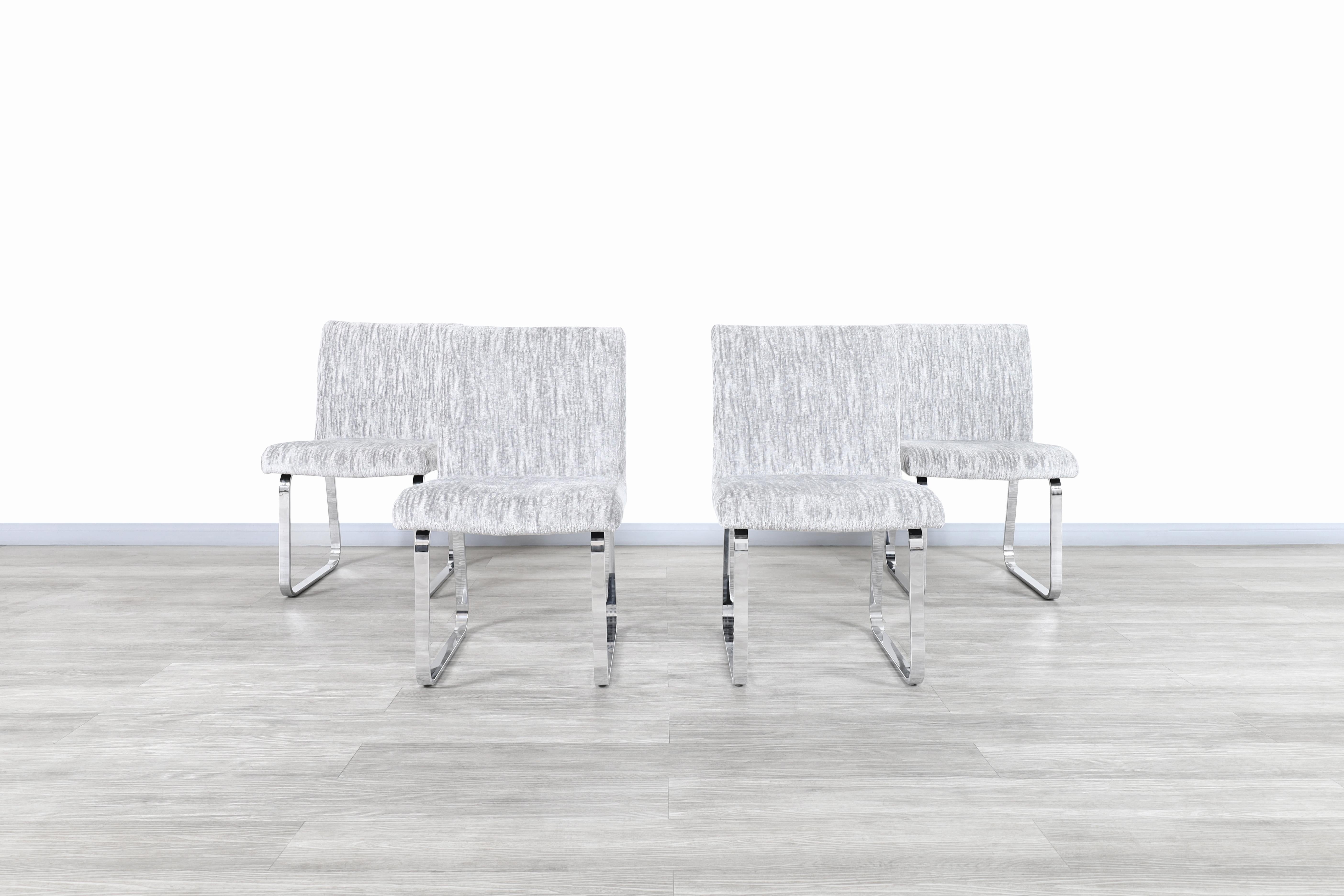Fabelhafte verchromte Esszimmerstühle, entworfen von DIA (Design Institute of America) und hergestellt in den Vereinigten Staaten, ca. 1970er Jahre. Diese Stühle sind von den ikonischen Entwürfen des berühmten Designers Milo Baughman inspiriert.
