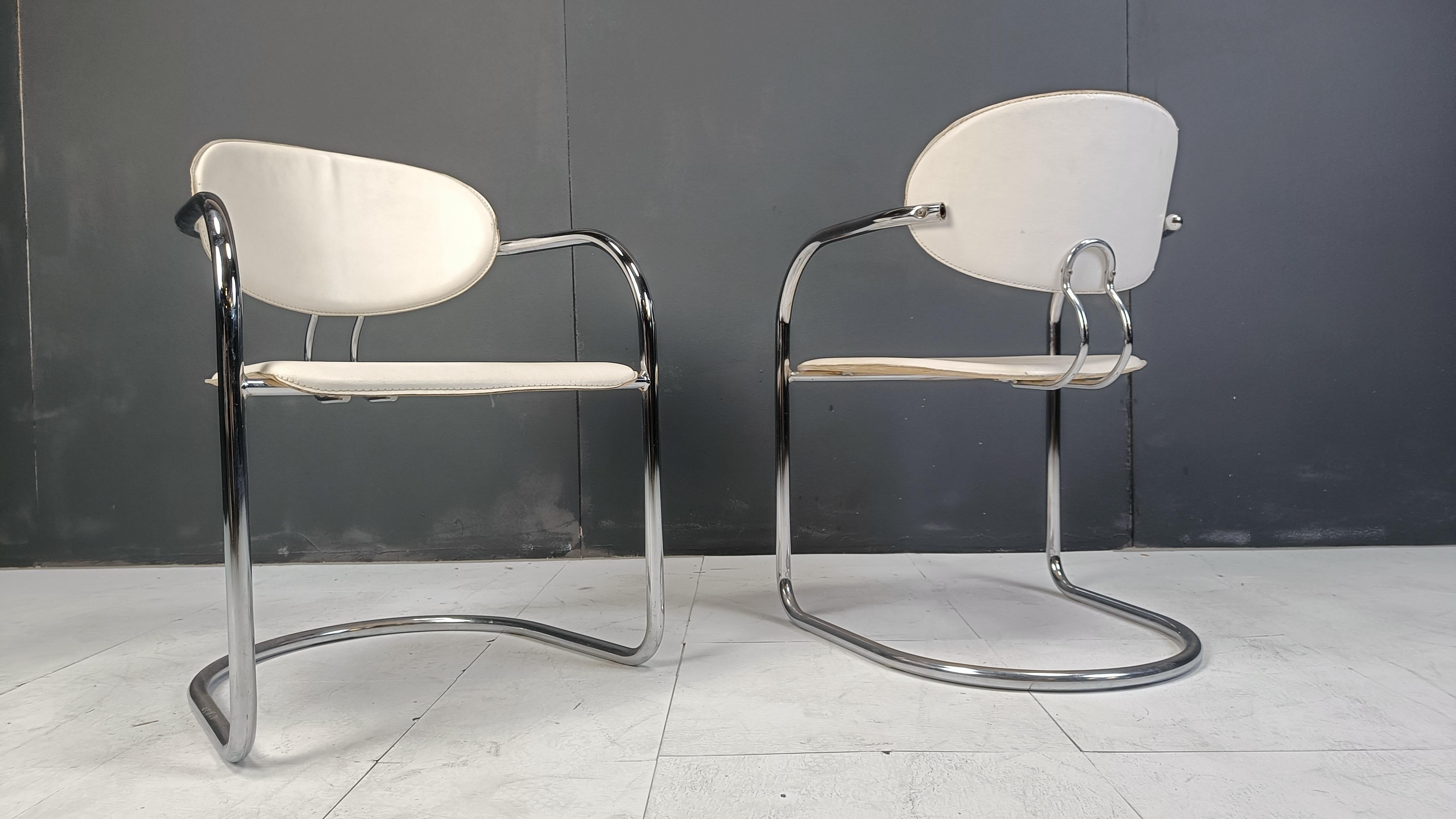 Sedie da pranzo tubolari a sbalzo in cromo e pelle bianca di Effezeta.

Telaio tubolare di bella forma con uno schienale dal design accattivante.

Anni '70, Italia

Buone condizioni generali con normale usura dovuta all'età.

Dimensioni:

Altezza:
