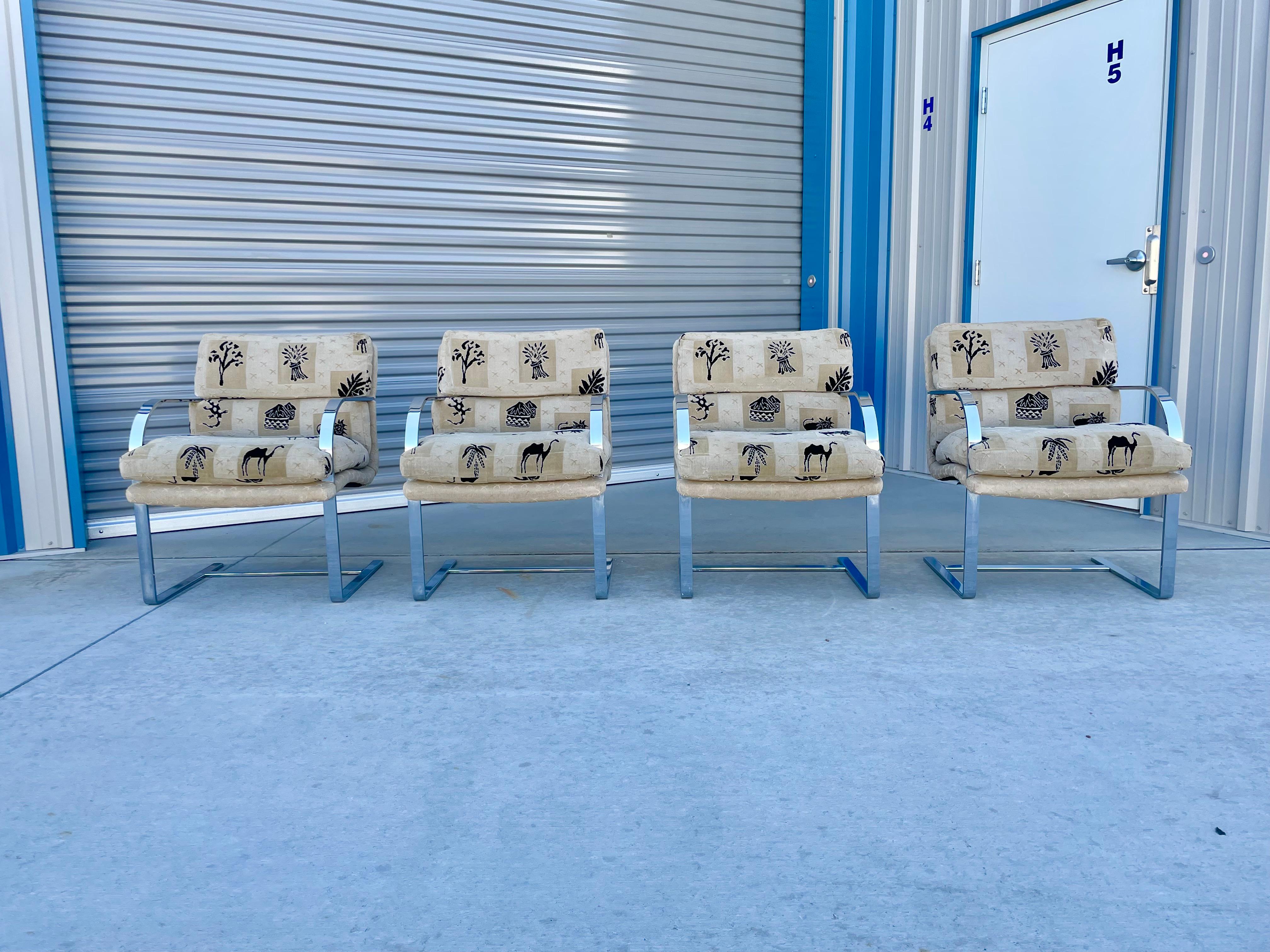 Vintage Set mit vier verchromten Esszimmerstühlen, entworfen von Ludwig Mies van der Rohe, hergestellt von Knoll, ca. 1970er Jahre. . Diese Stühle zeichnen sich durch ihr schwebendes Design aus, da das verchromte Gestell den Eindruck erweckt, dass