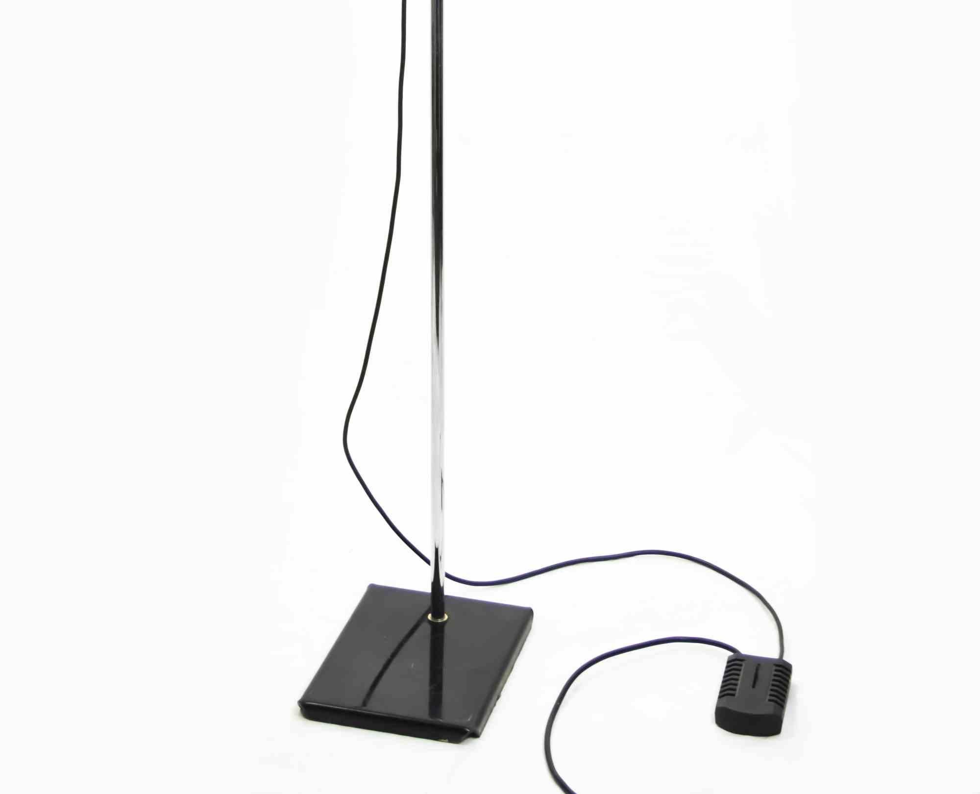 Chrome floor lamp is an original floor lamp design by Anonymous designer in the 1970s.

A chrome floor lamp with a minimal structure perfect to give elegamce to your room!

Mint conditions.