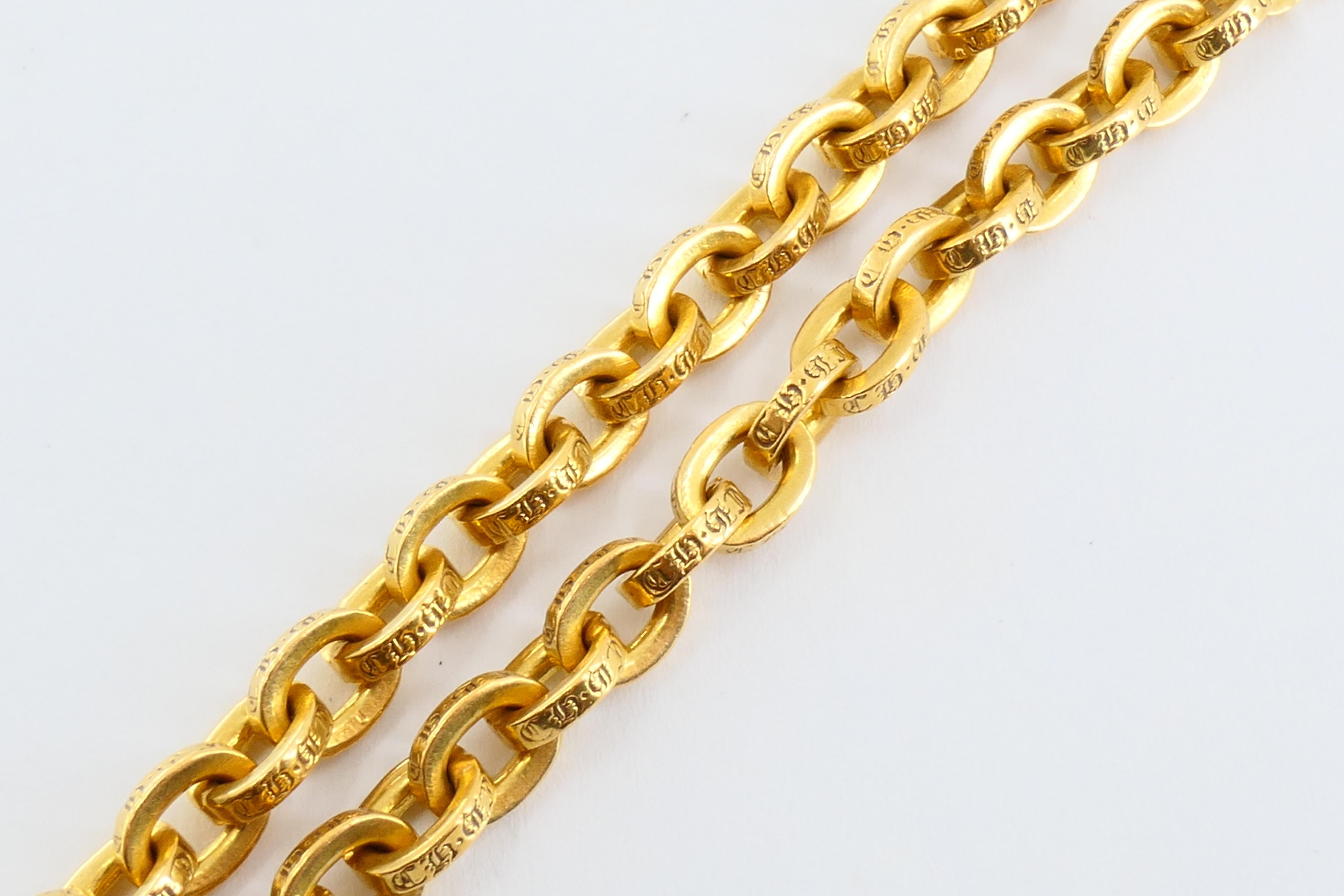 Un imposant collier en chaîne de papier vintage Chrome Hearts en or jaune 22k. La chaîne date de 1999 (estampillée). Livré avec sa pochette d'origine. Chaque maillon est estampillé de la signature Chrome Hearts. Le poids est de 55,5 grammes ; 20