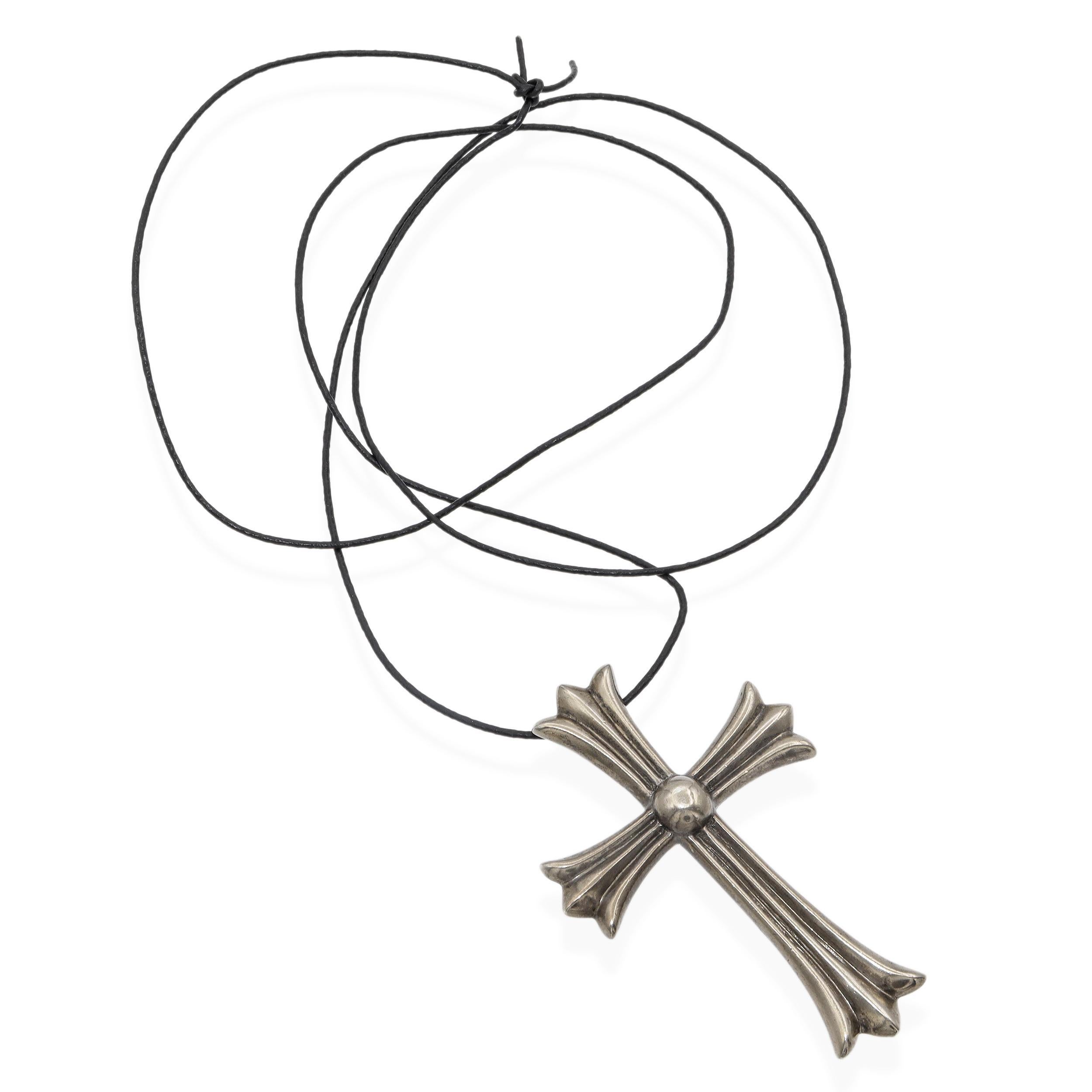 Questo audace ciondolo Chrome Hearts è realizzato in argento sterling e disegnato nel caratteristico stile gotico del marchio. La croce presenta estremità svasate con creste scolpite e una cupola centrale rialzata, che le conferisce profondità e