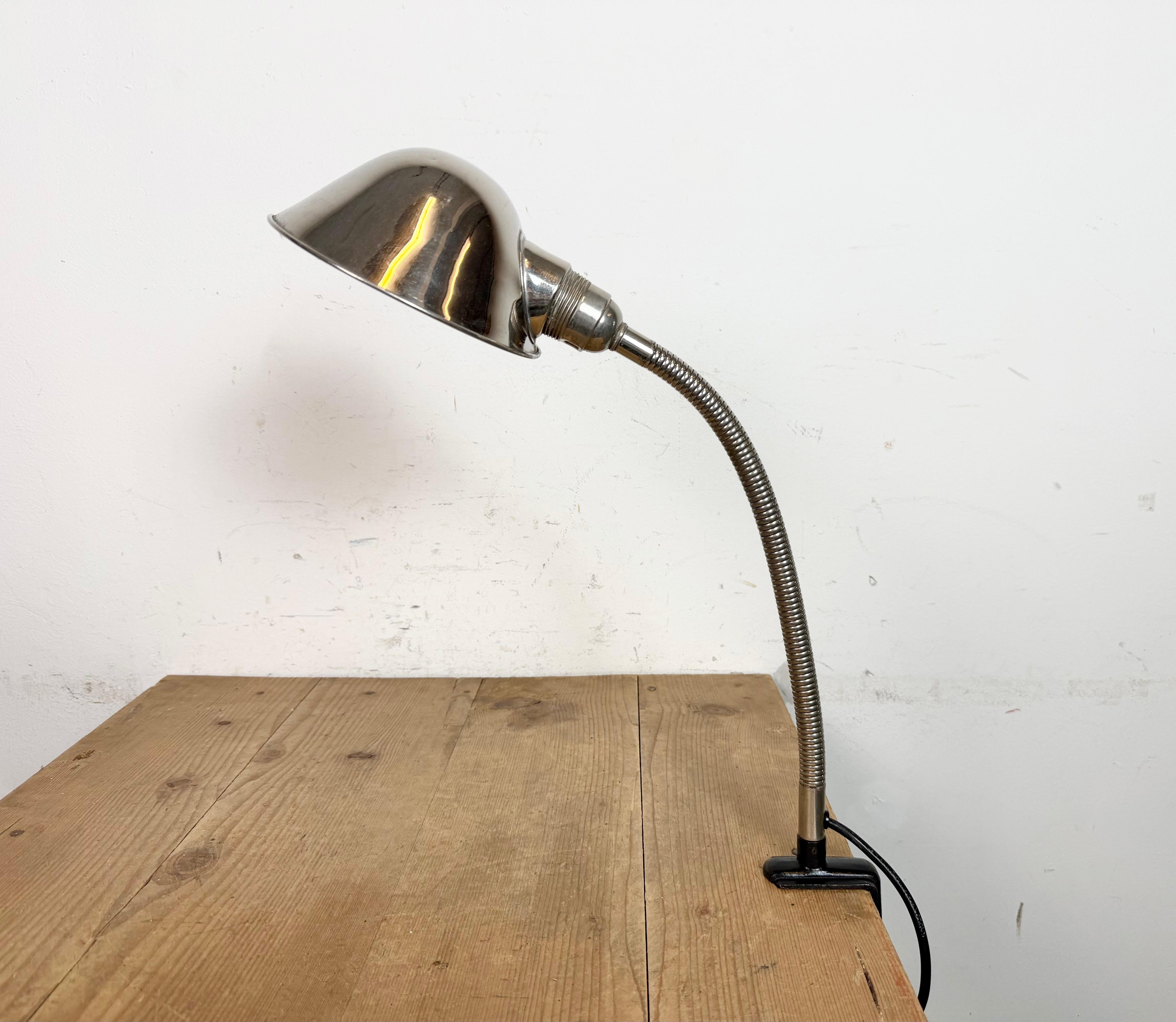 Lampe de table industrielle chromée à col de cygne flexible avec base à pince fabriquée dans l'ancienne Tchécoslovaquie au cours des années 1950. Commutateur rotatif original. La douille est compatible avec les ampoules E27/E26 standard. Un nouveau