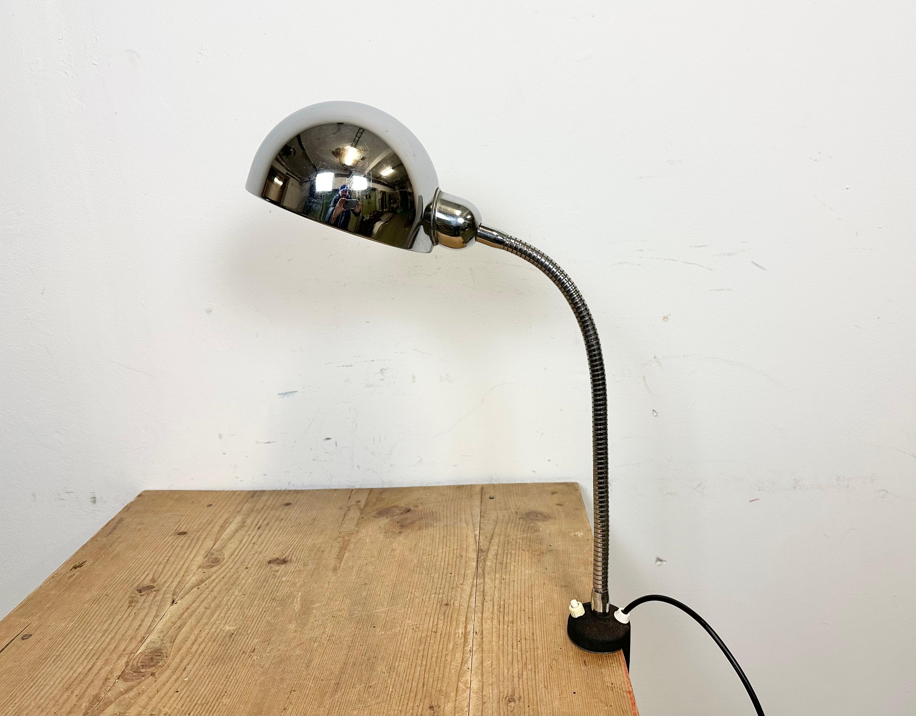 Lámpara de mesa industrial cromada de cuello de cisne flexible con base de pinza, fabricada en Italia en los años sesenta. Buen estado vintage. El casquillo requiere bombillas E 27/E 26. El diámetro de la pantalla es de 15 cm.