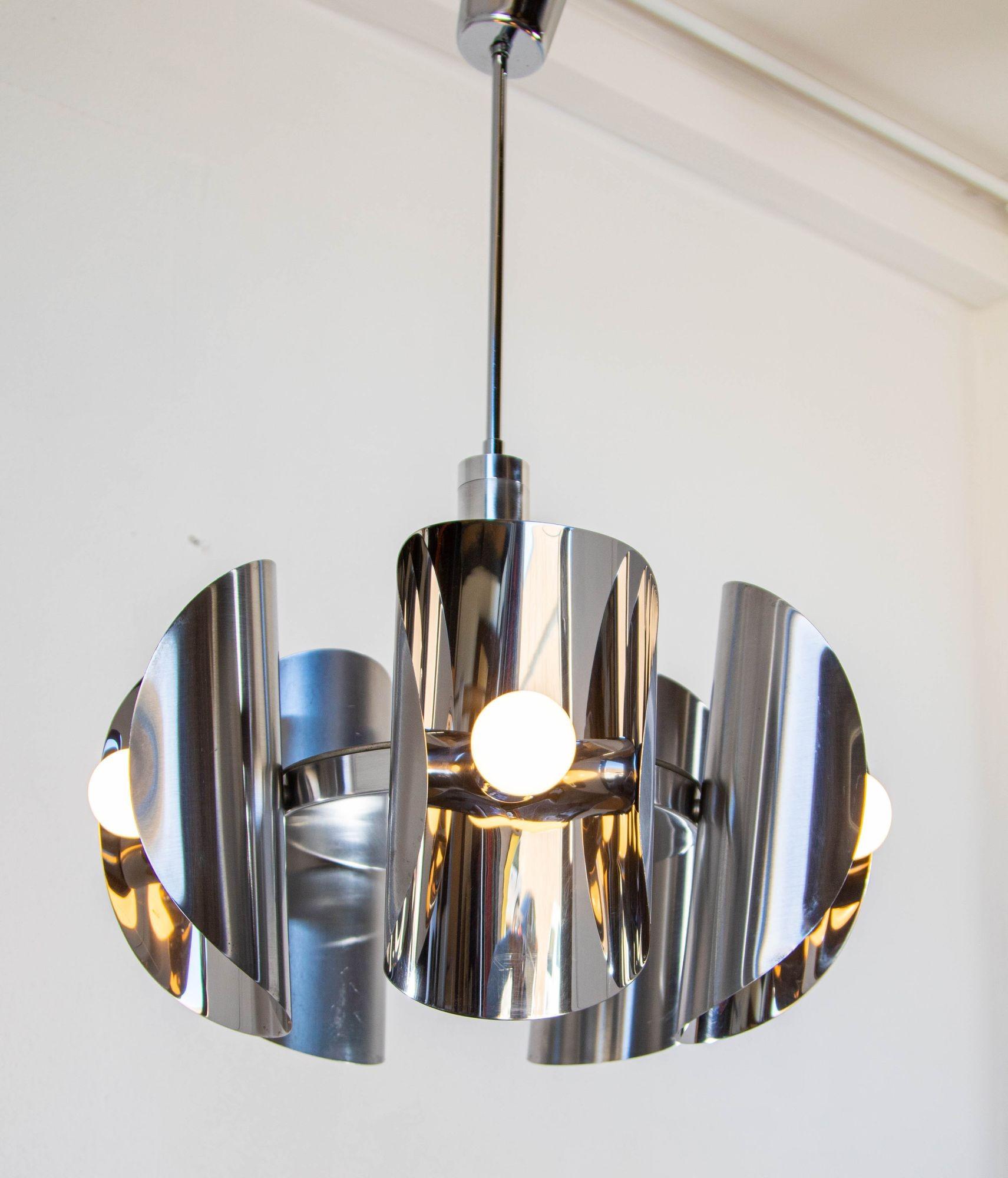 Lampadario d'epoca Chrome con 5 luci in Steel Age degli anni Settanta.
Lampadario in acciaio attribuito in stile Reggiani anni '70.
Lampadario Sputnik anni '60-'70 in metallo cromato, design dell'era spaziale.
Lampadario italiano cromato degli anni