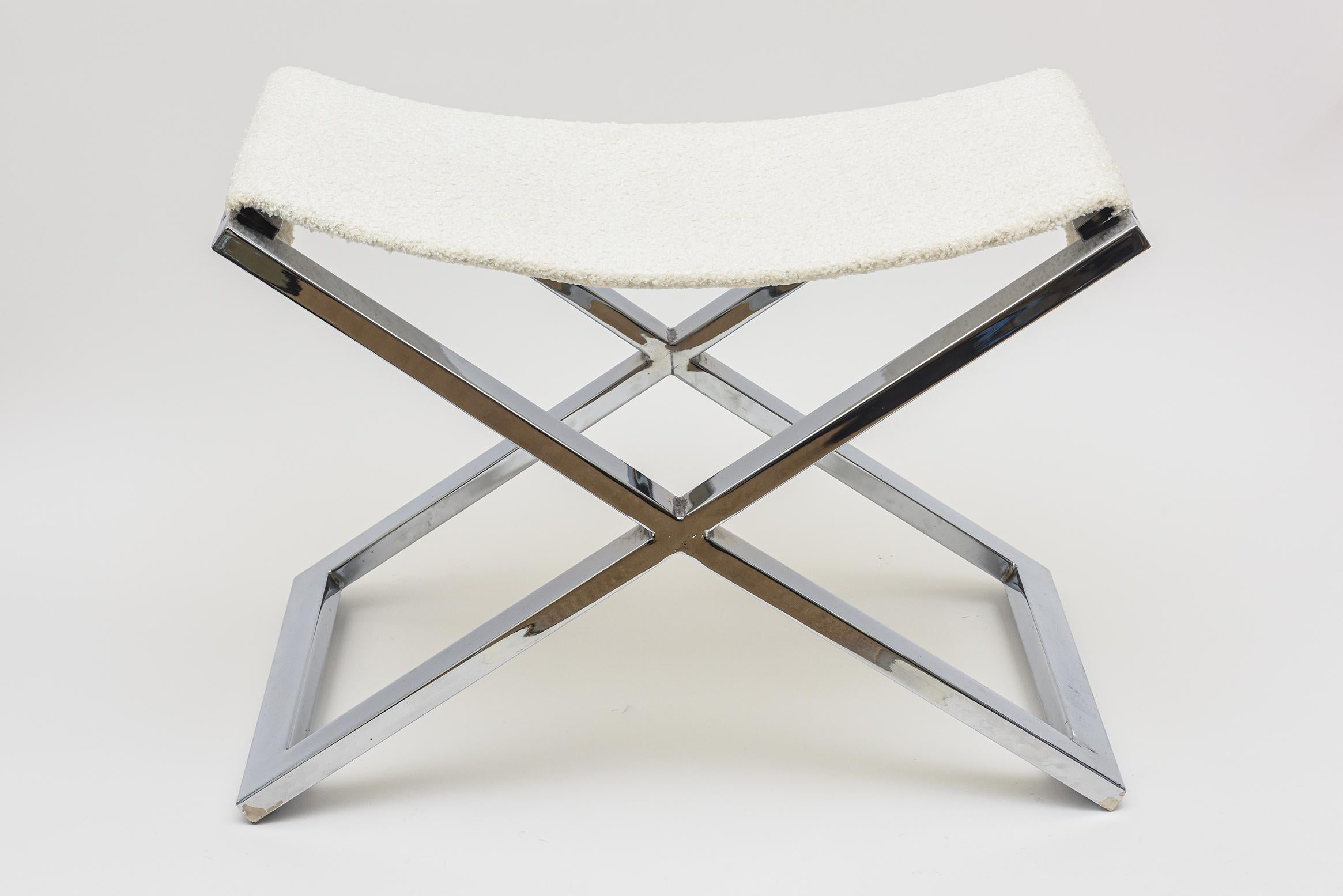 Banc vintage chromé sur acier avec cadre en X et assise tapissée de tissu bouclé blanc en vente 7