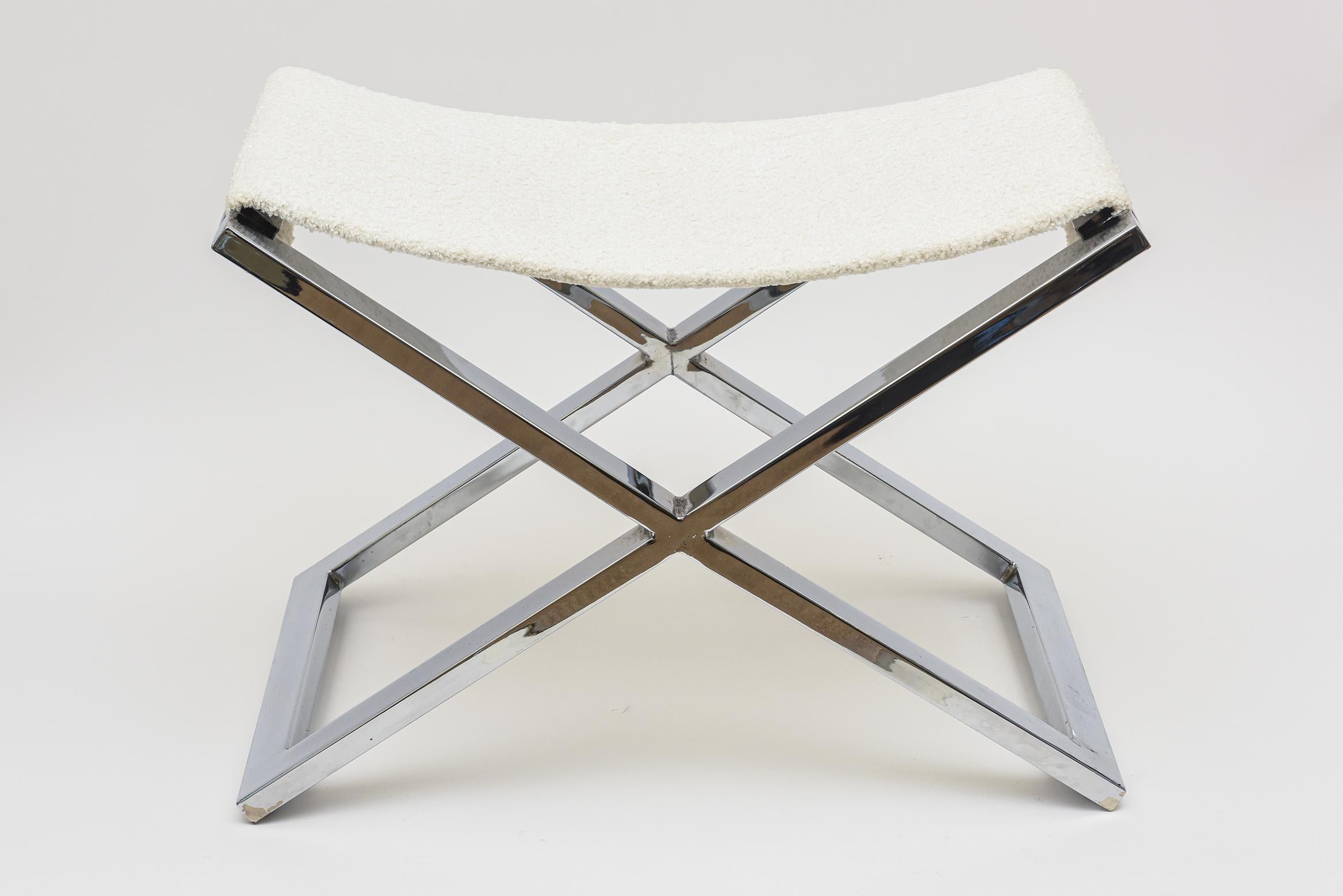 This lovely vintage chromed steel X frame bench is from the 80's and has been re-upholstered in an off white boucle fabric for the top as a sling seat. It remains modern and it has endless purposes for many rooms in your home. Masculine or feminine