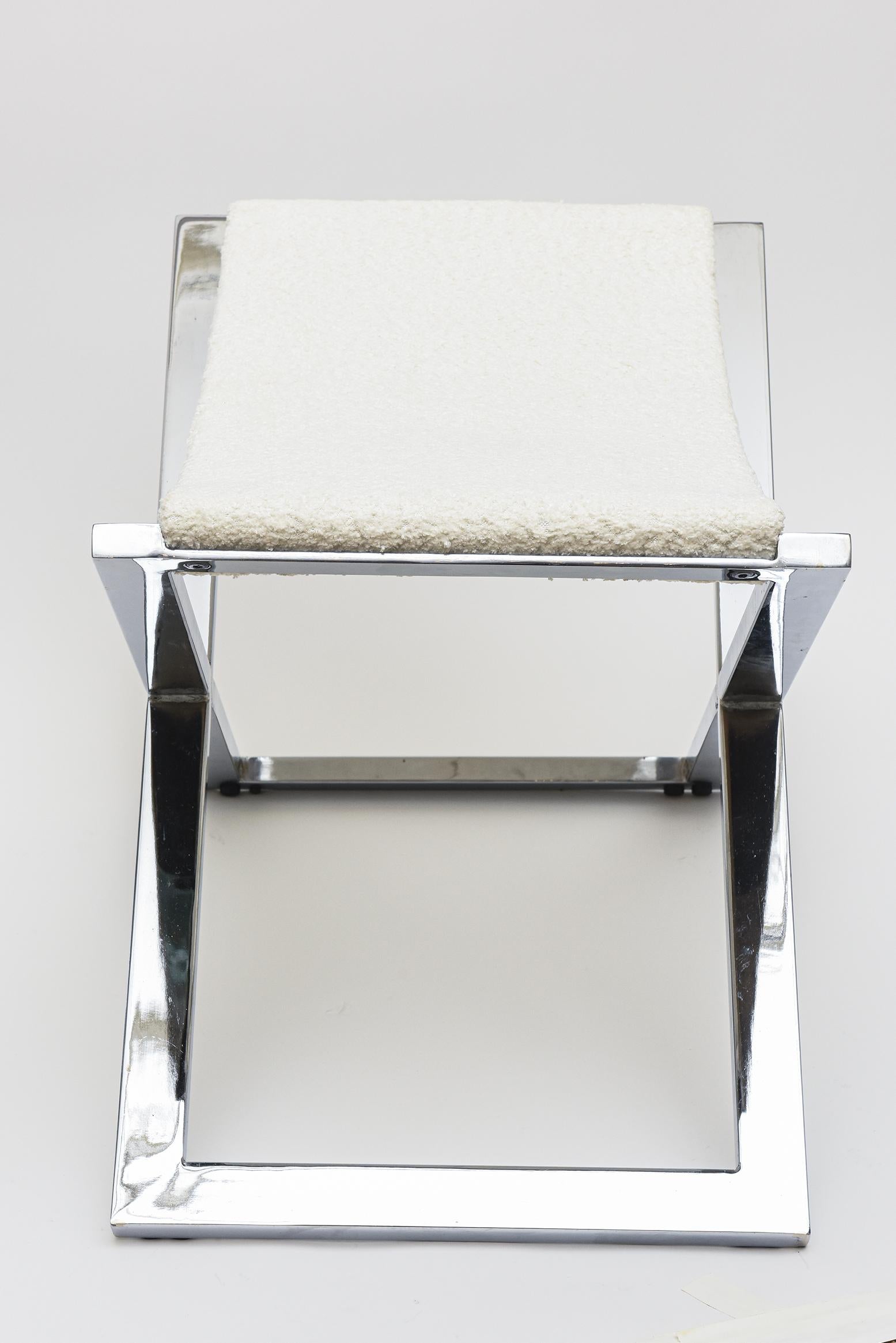 Banc vintage chromé sur acier avec cadre en X et assise tapissée de tissu bouclé blanc Bon état - En vente à North Miami, FL