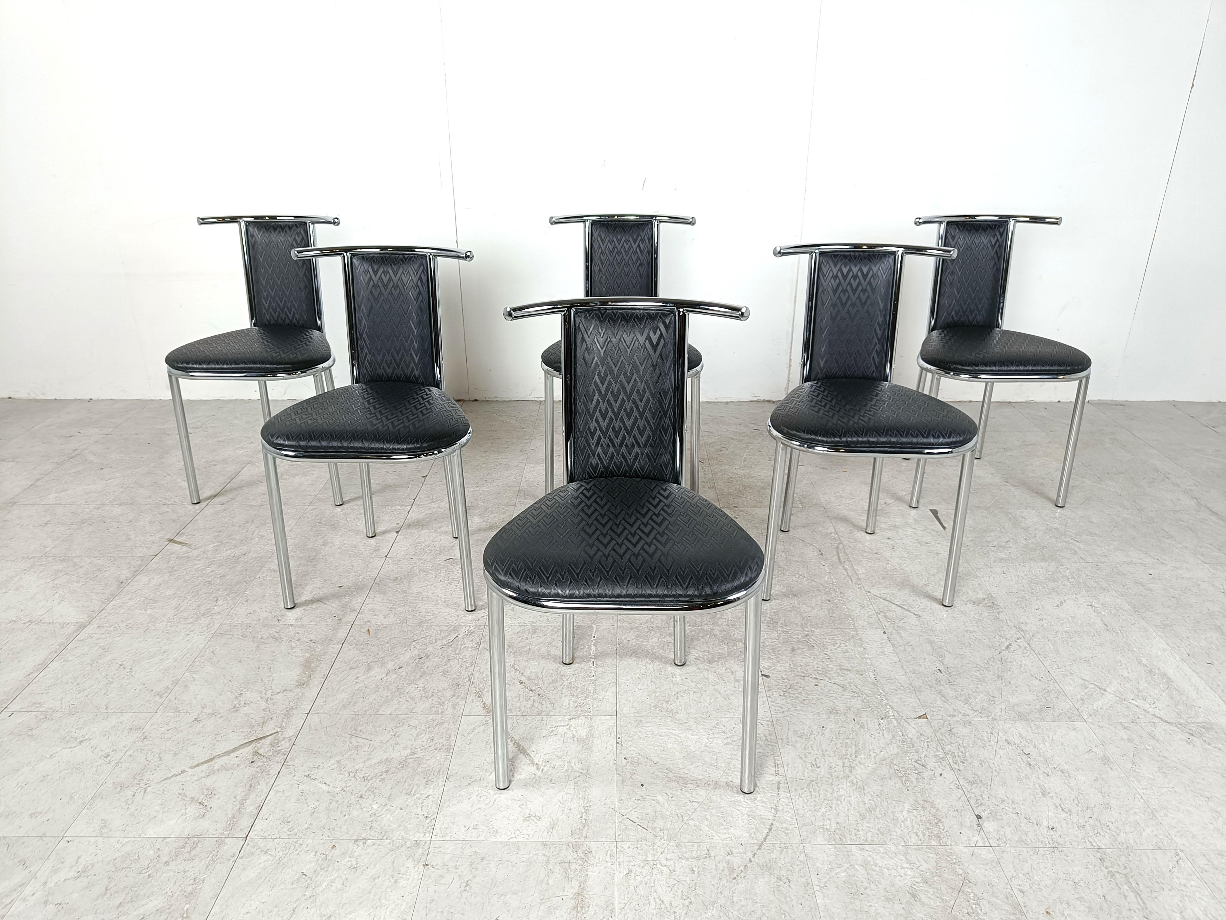 Set aus 6 postmodernen Esszimmerstühlen in auffälligem Design mit verchromtem Gestell und Skai-Polsterung mit coolem Muster.

Guter Zustand

1980er Jahre - Belgien

Abmessungen:
Höhe: 78cm/30.70