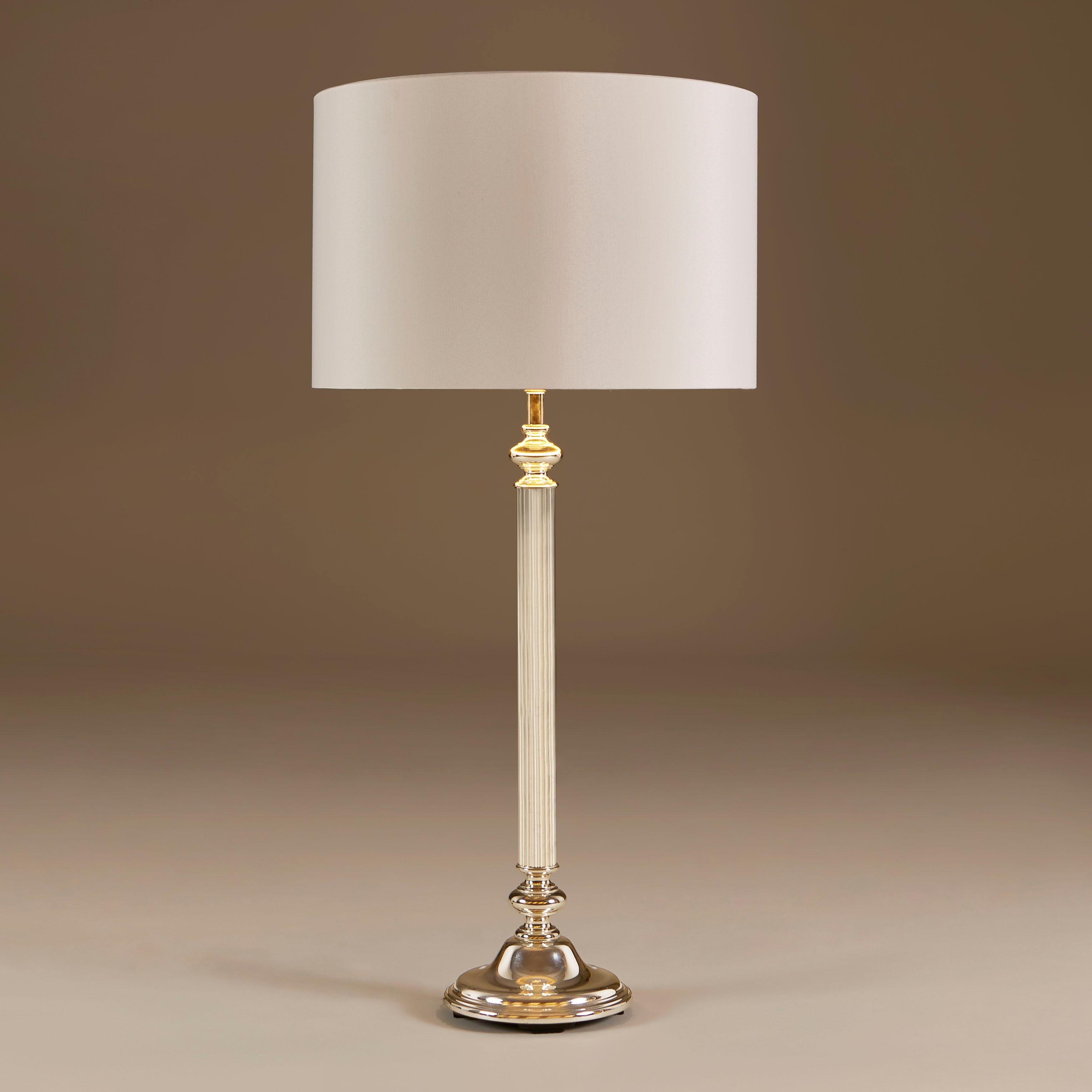 Nordamericano Lampade da tavolo cromate d'epoca con base decorativa a gradini, anni '80, coppia in vendita