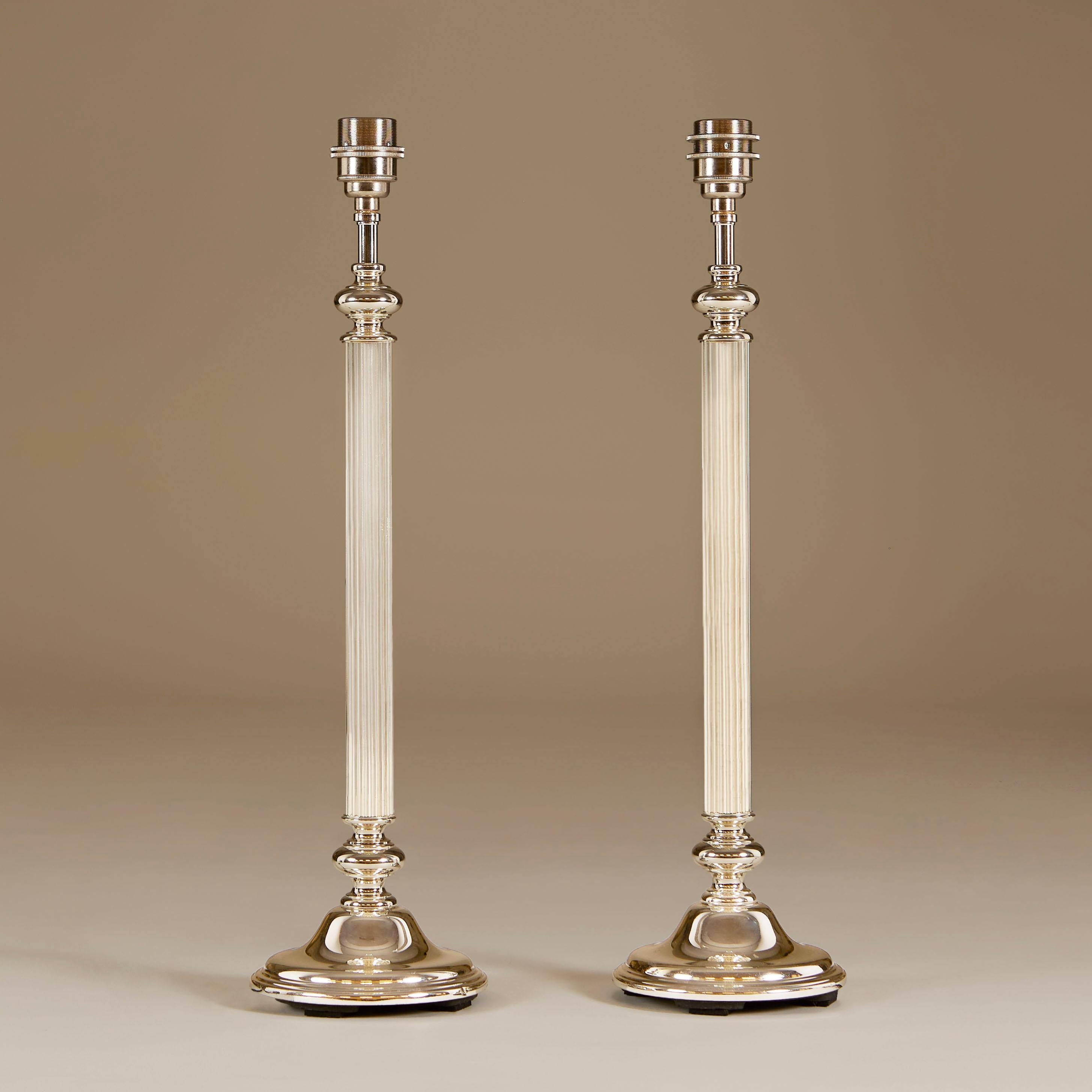 Lampade da tavolo cromate d'epoca con base decorativa a gradini, anni '80, coppia In condizioni buone in vendita a London, GB
