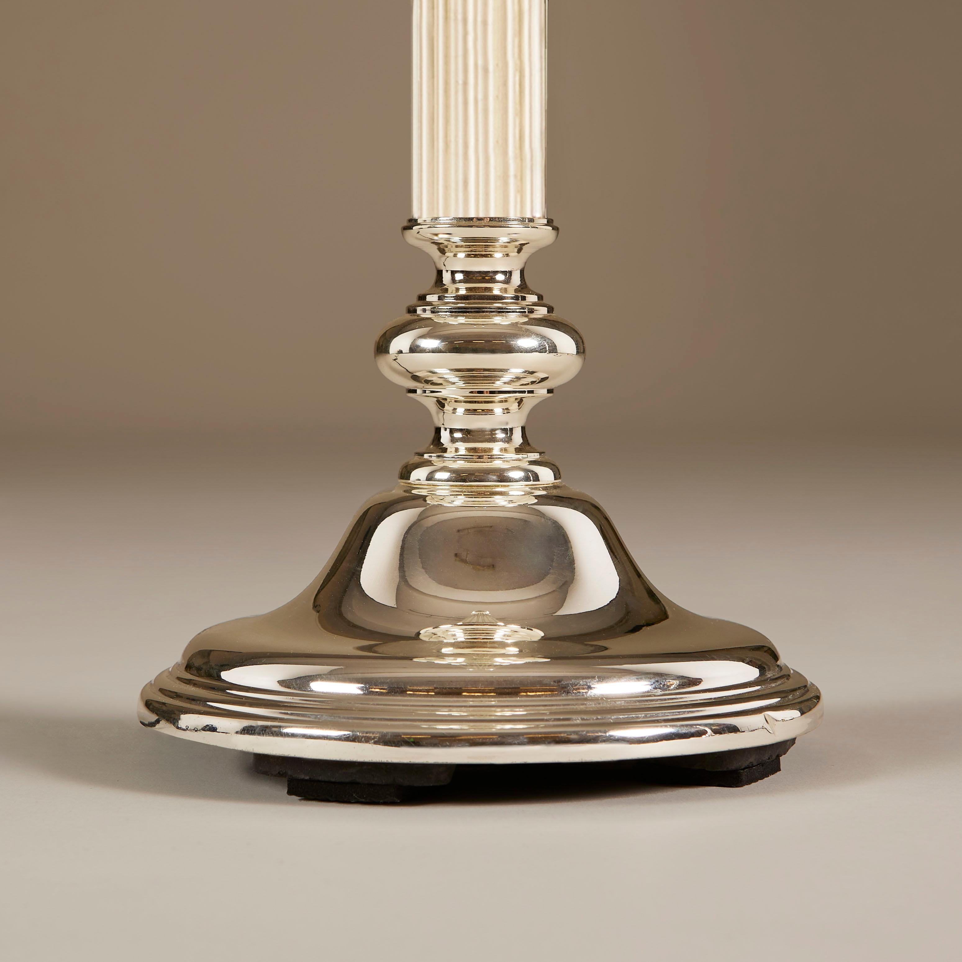 Fine XX secolo Lampade da tavolo cromate d'epoca con base decorativa a gradini, anni '80, coppia in vendita