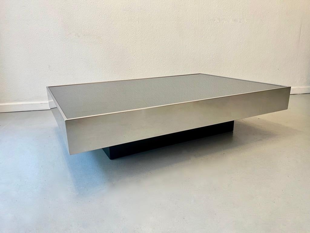 Tavolino rettangolare d'epoca in cromo e vetro fumé disegnato da Willy Rizzo e prodotto da Cidue in Italia nel 1972 circa.
Buone condizioni vintage. Alcune solite strisce chiare sul piano in vetro.
L 120 x P 80 x H 29 cm
