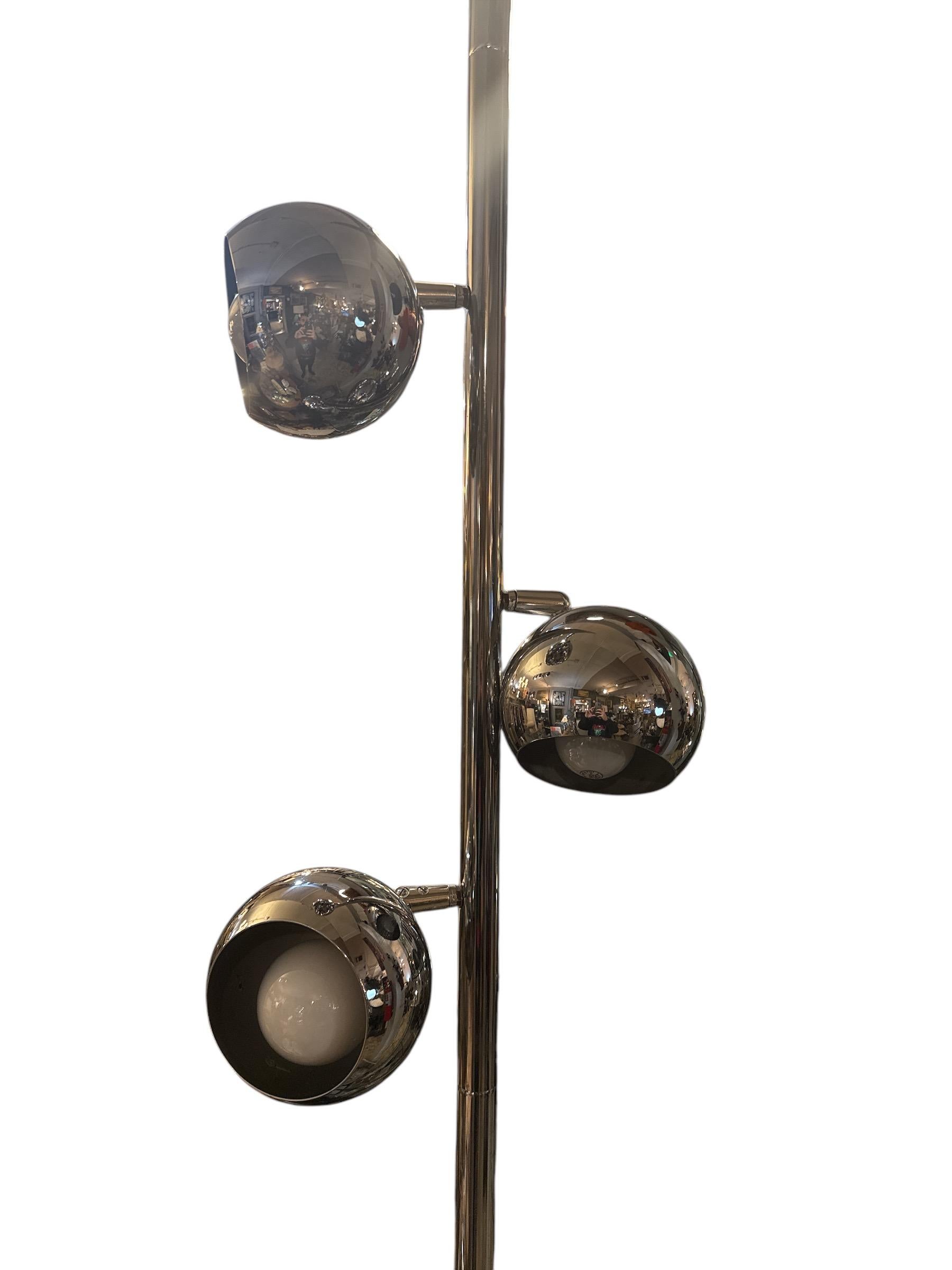 Vintage Chrome Space Age Tension Pole Lamp In Excellent Condition In Pasadena, CA