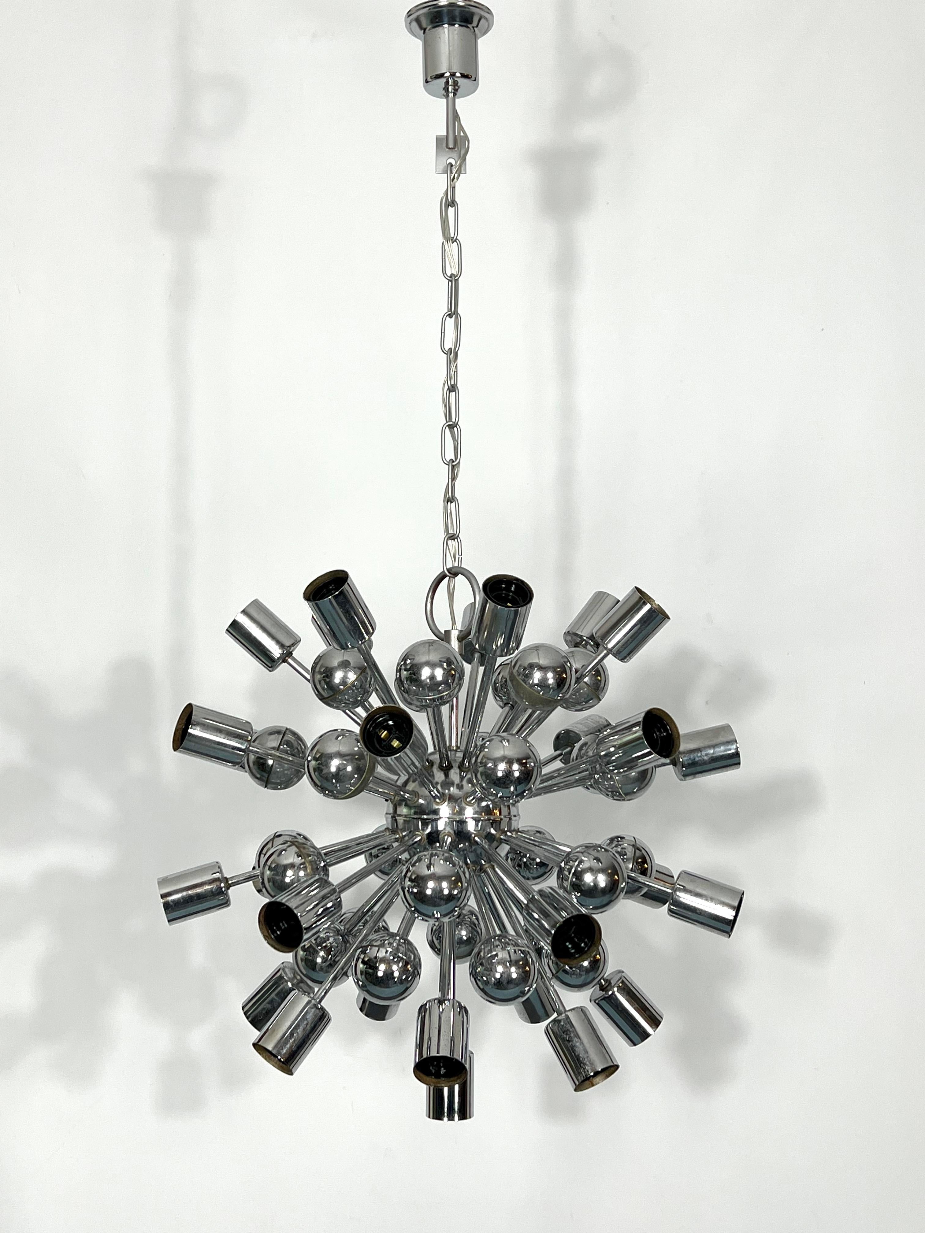 Very good vintage condition for this chandelier designed by Reggiani and produced in Italy during the 70s. Some trace of age and use. Full working with EU standard, adaptable on demand for USA standard.