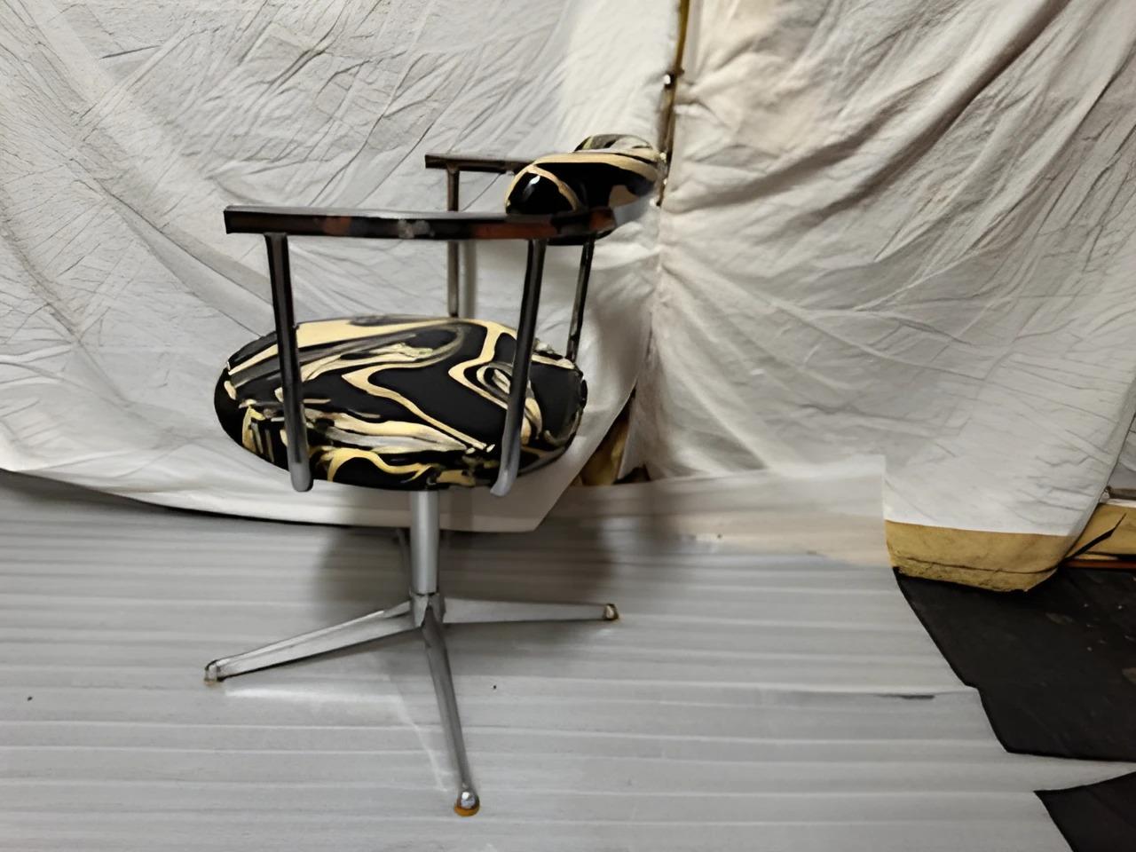 Mid-Century moderno Sedia con base girevole cromata del Mid Century con tessuto astratto in vendita