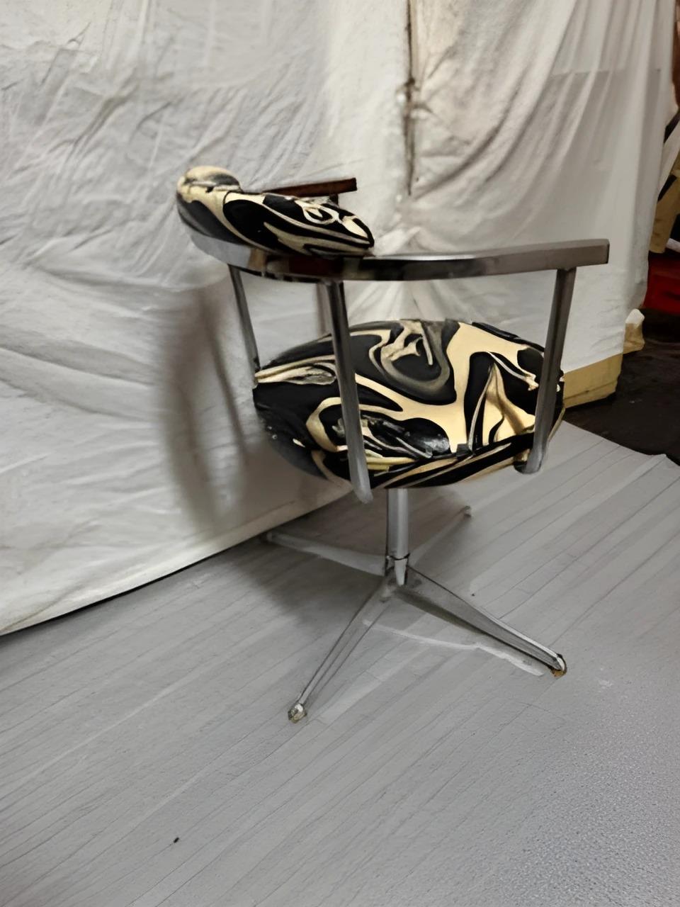 XX secolo Sedia con base girevole cromata del Mid Century con tessuto astratto in vendita