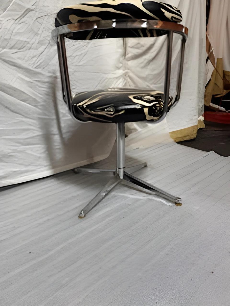 Metallo Sedia con base girevole cromata del Mid Century con tessuto astratto in vendita