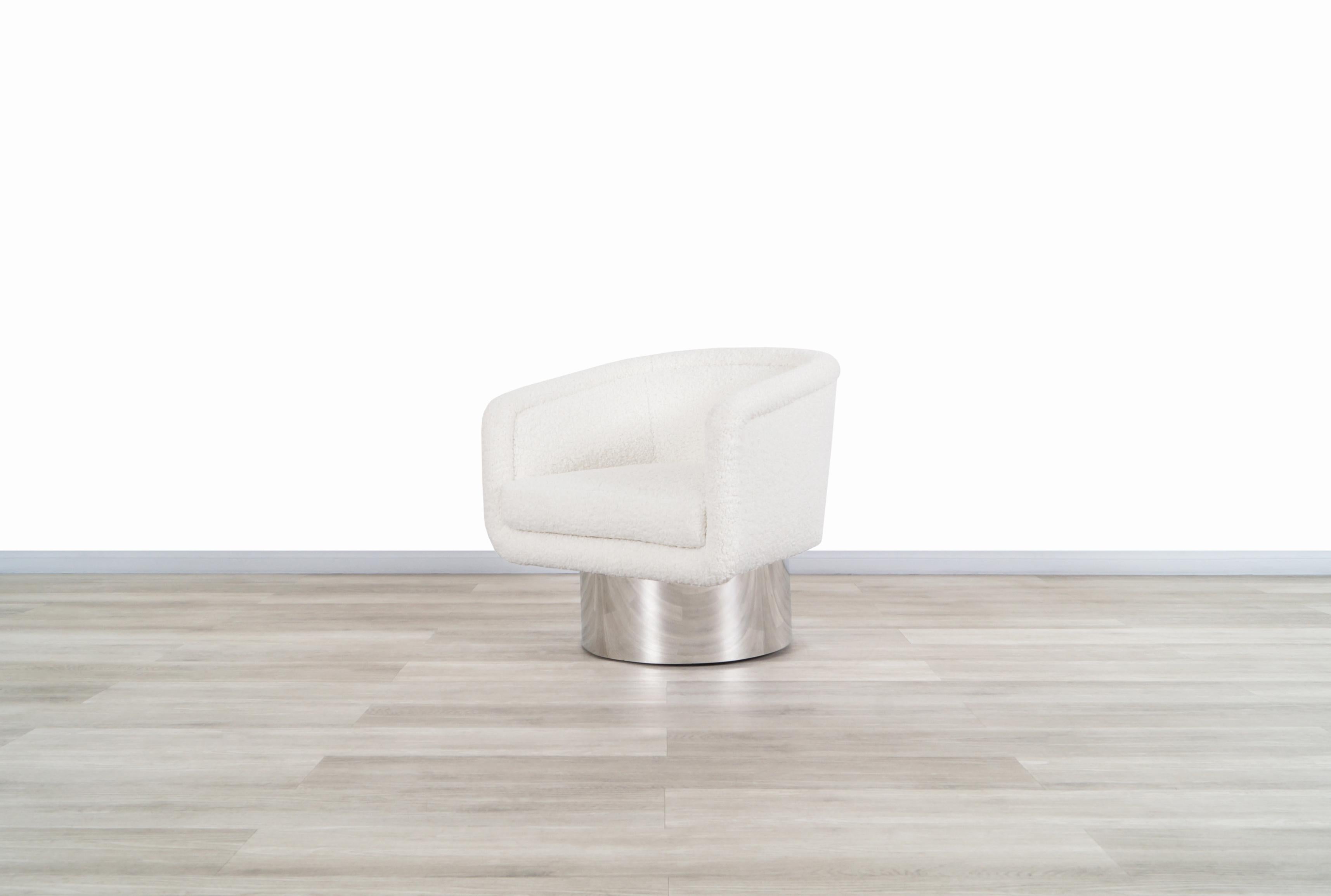 Superbe fauteuil de salon pivotant chromé vintage conçu par Leon Rosen pour la collection Pace aux États-Unis, vers les années 1970. Cette chaise se distingue par son design et la fantastique combinaison de couleurs entre le revêtement en boucle et