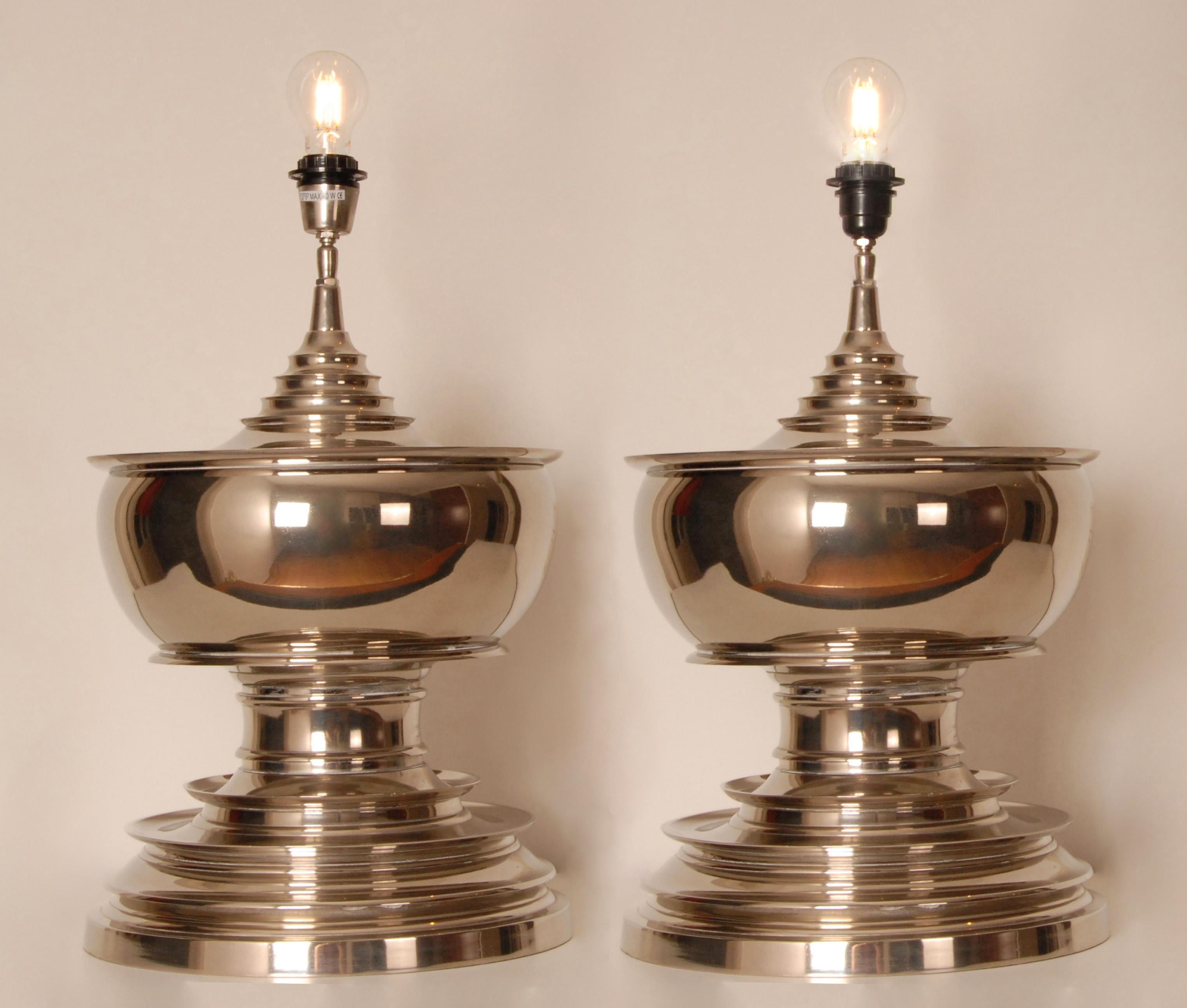 Vintage un par de lámparas de sobremesa modernas altas de jarrón de color plateado
Plata con pantallas azul real con interior plateado y adornos plateados( estado nuevo )
Estilo: Moderno , atemporal, diseño
Diseño: A la manera de Karl Springer,