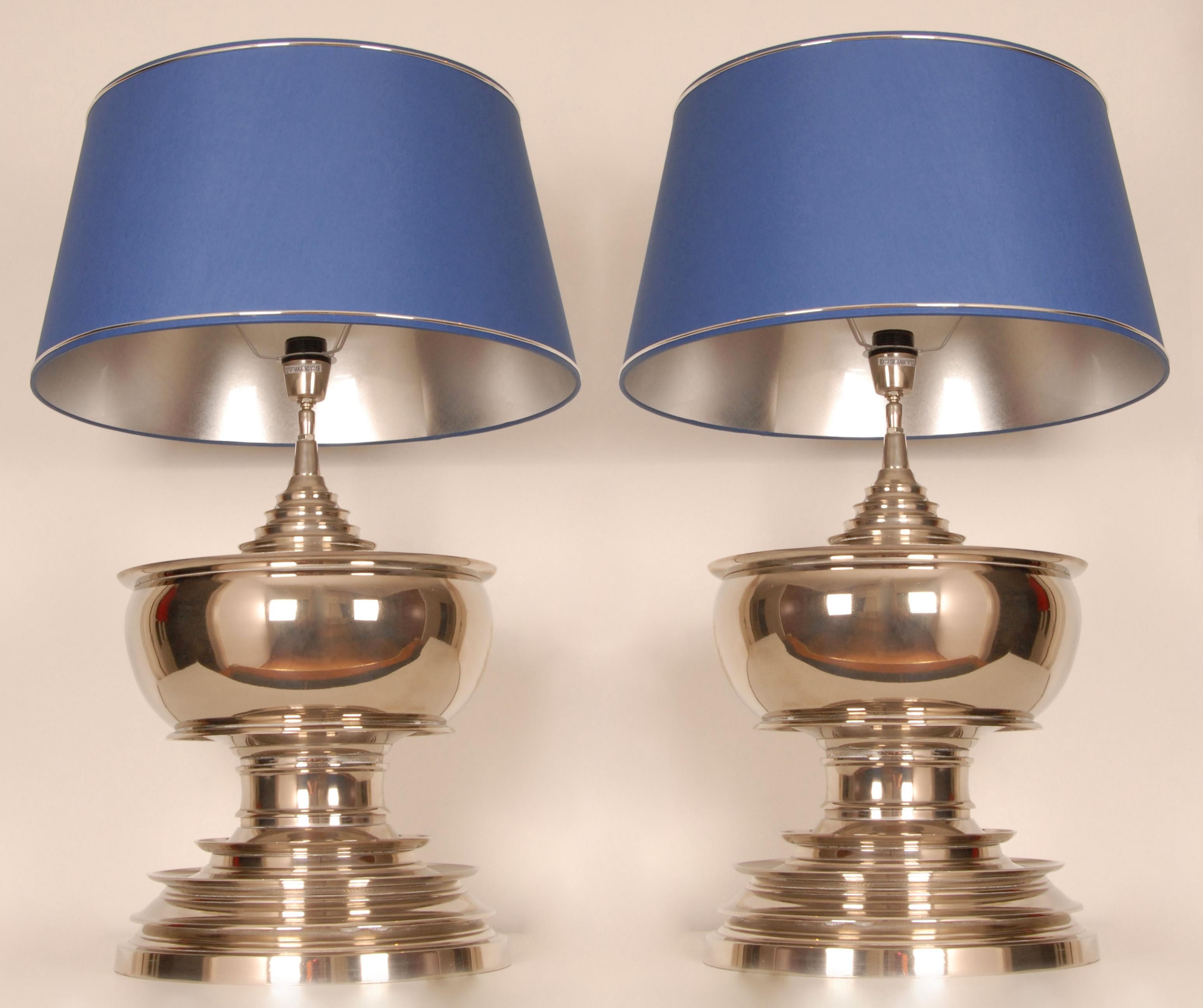 Lámparas de mesa de cromo vintage Lámparas de cromo pulido azul Modernas un par Moderno de mediados de siglo en venta