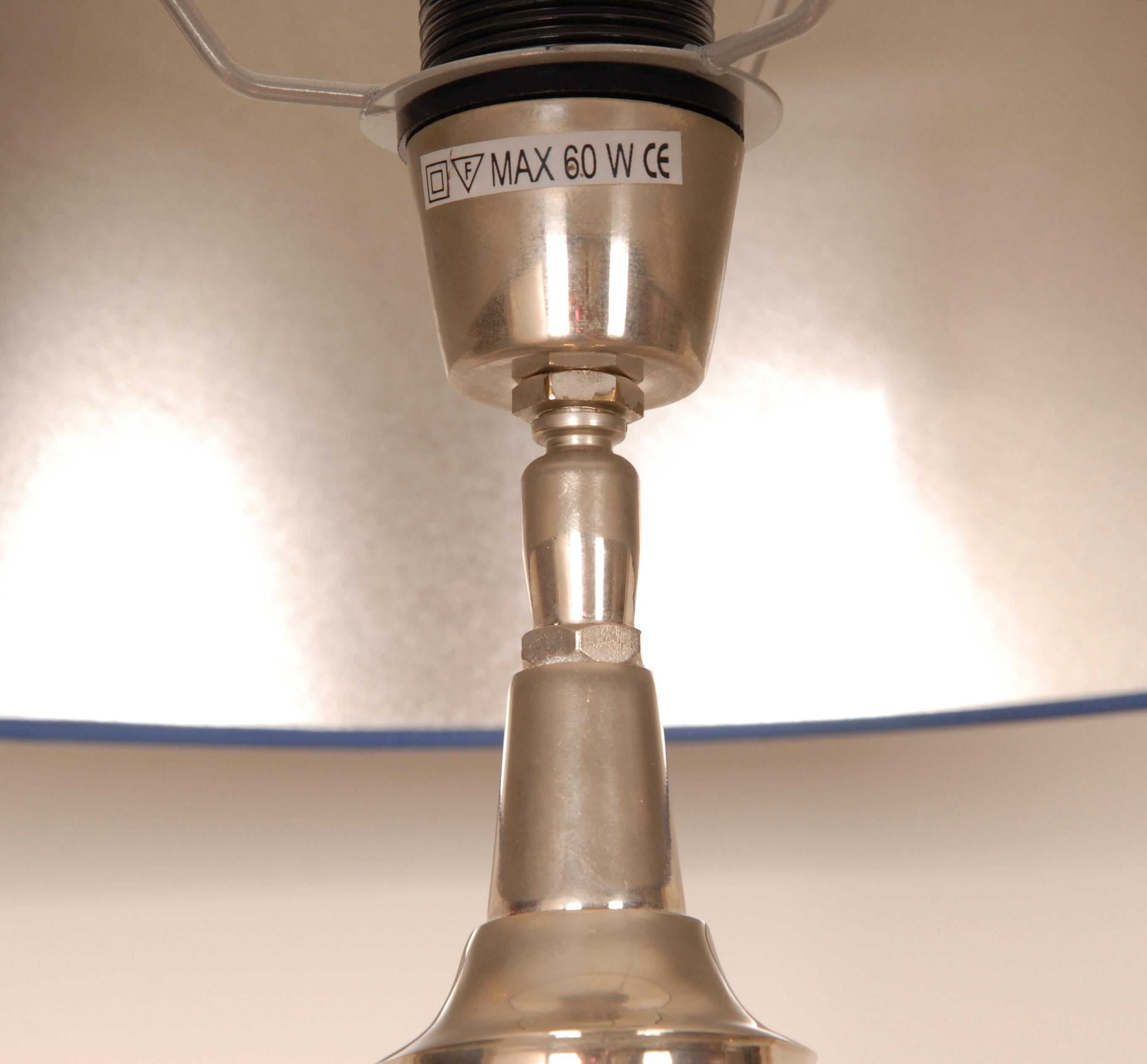 Lámparas de mesa de cromo vintage Lámparas de cromo pulido azul Modernas un par Francés en venta