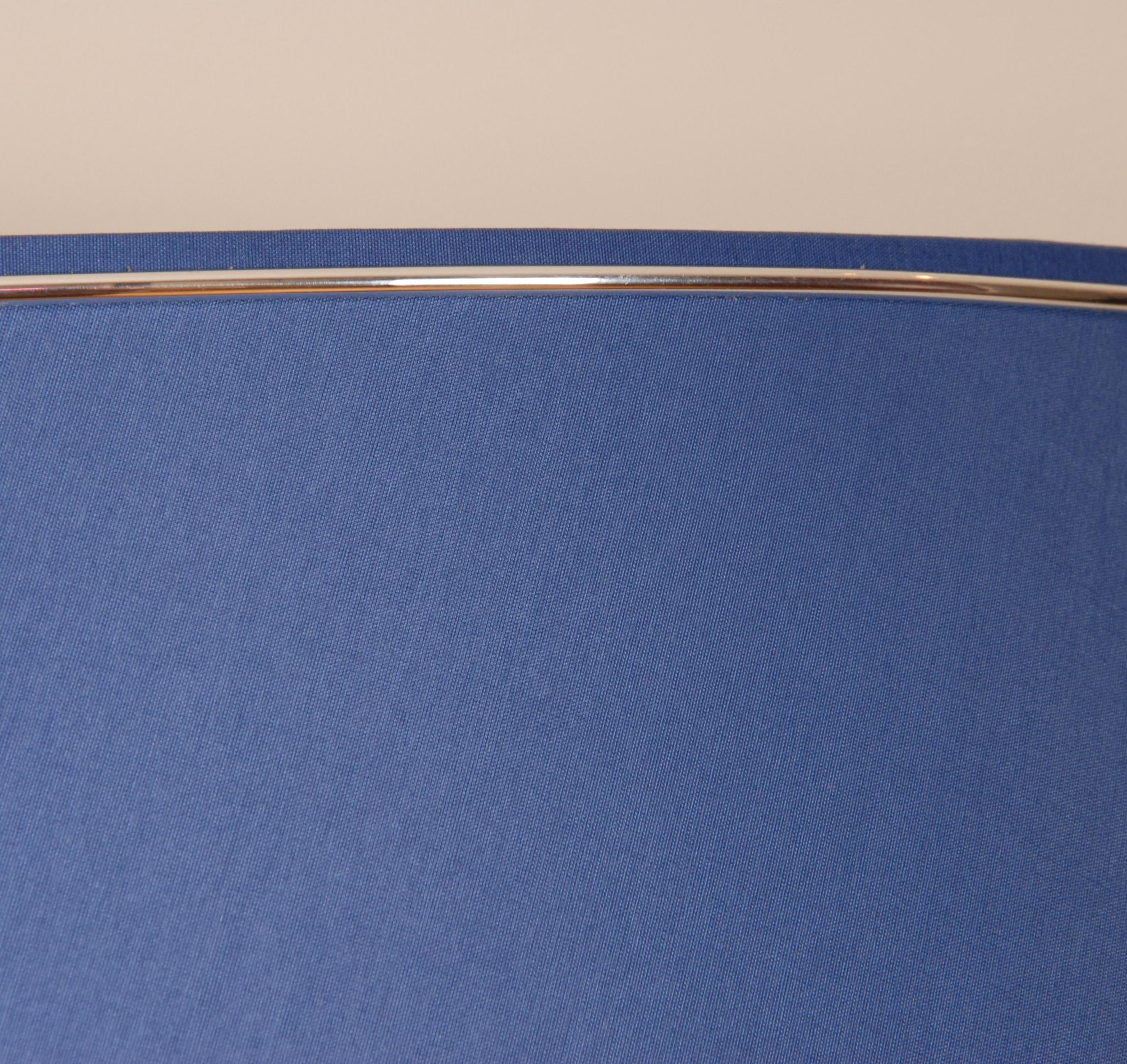 Lámparas de mesa de cromo vintage Lámparas de cromo pulido azul Modernas un par en Bueno estado para la venta en Wommelgem, VAN