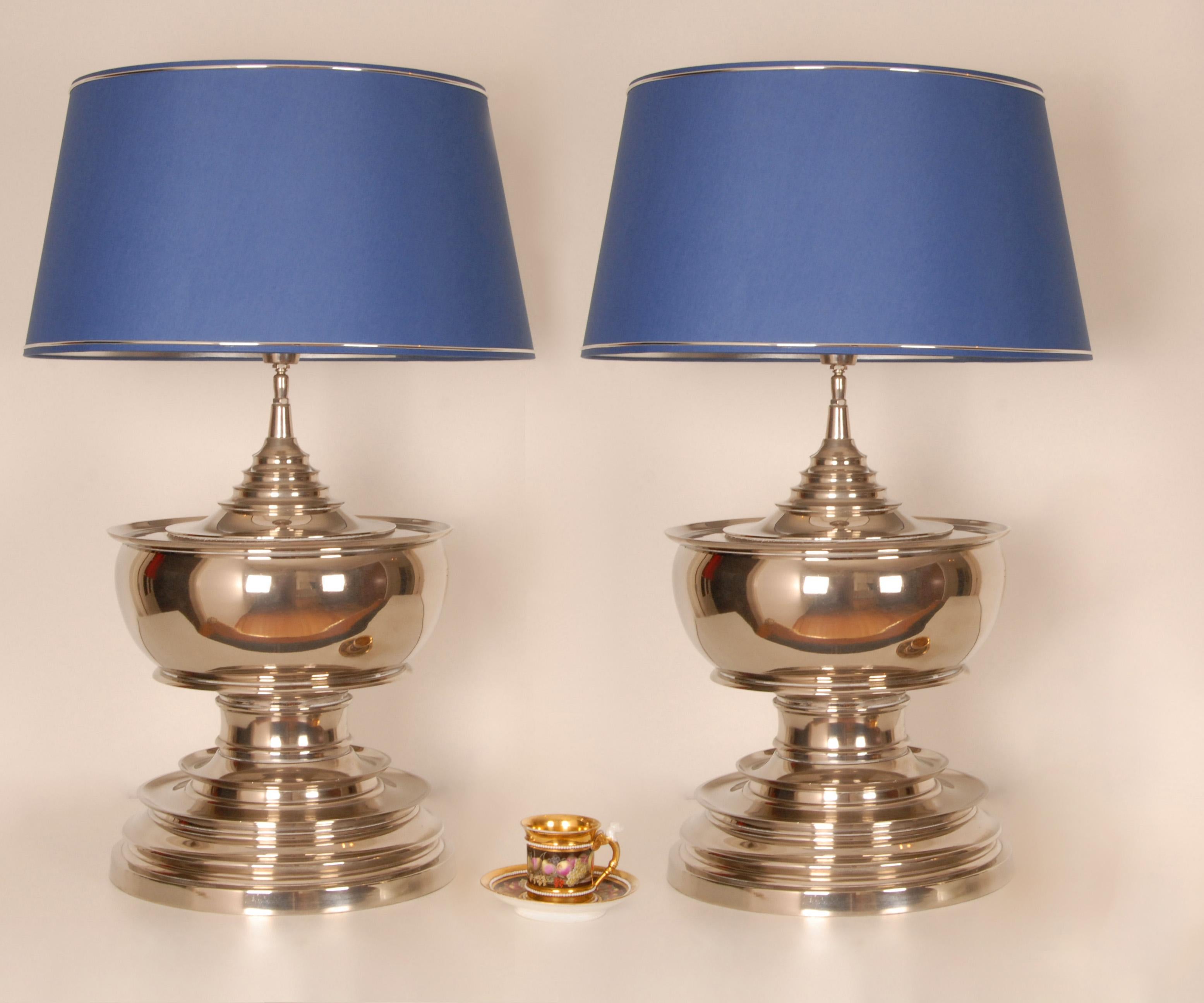 Lámparas de mesa de cromo vintage Lámparas de cromo pulido azul Modernas un par en venta 1